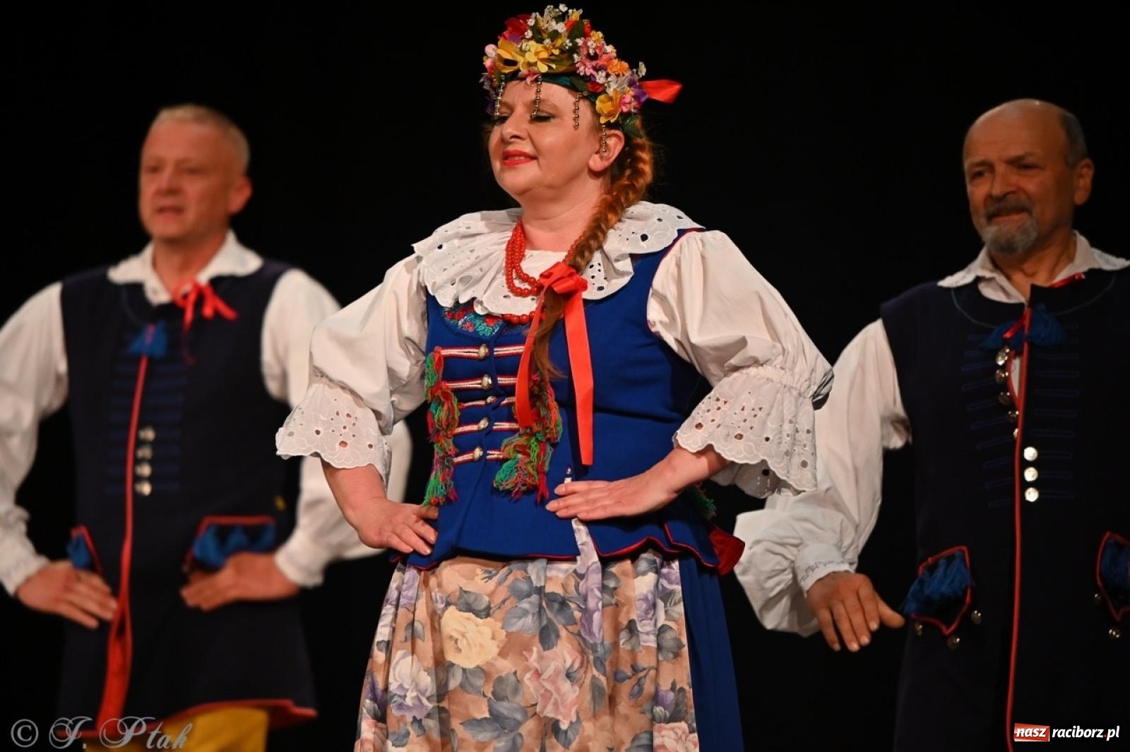 Zdjęcie w galerii na portalu naszraciborz.pl: Trzy pokolenia Strzechy na jednej scenie – koncert podsumowujący rok artystyczny wiadomości z regionu