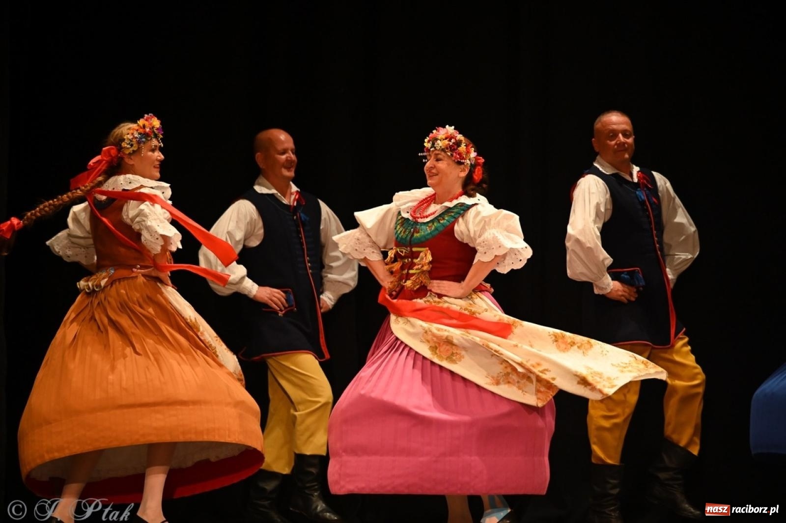 Zdjęcie w galerii na portalu naszraciborz.pl: Trzy pokolenia Strzechy na jednej scenie – koncert podsumowujący rok artystyczny wiadomości z regionu