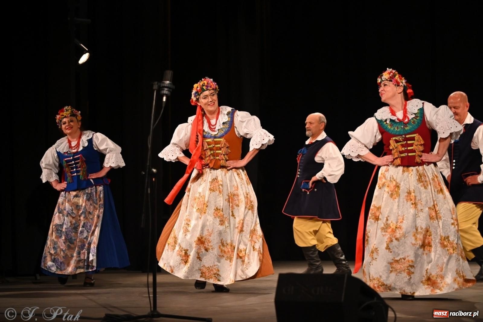 Zdjęcie w galerii na portalu naszraciborz.pl: Trzy pokolenia Strzechy na jednej scenie – koncert podsumowujący rok artystyczny wiadomości z regionu