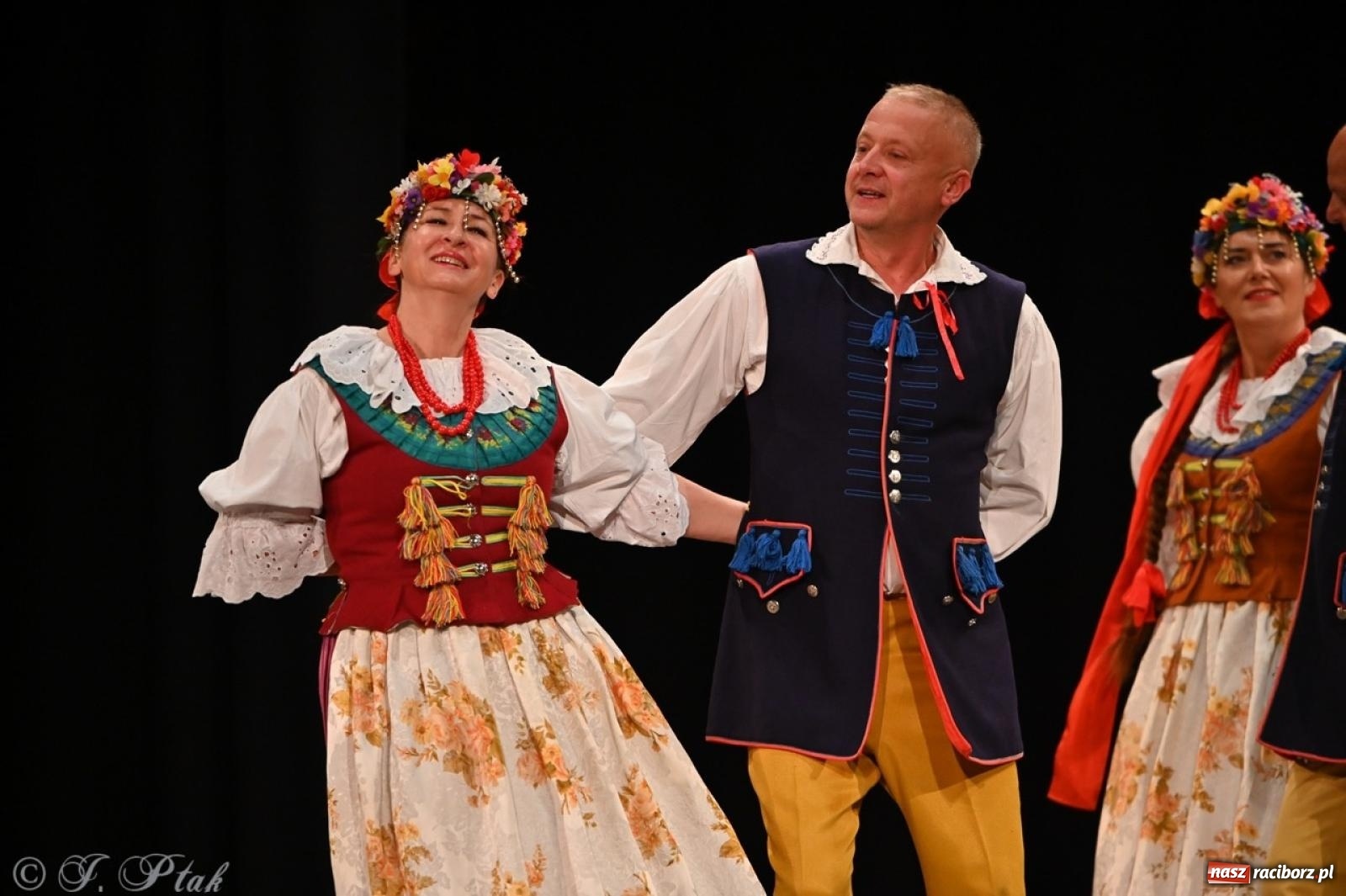 Zdjęcie w galerii na portalu naszraciborz.pl: Trzy pokolenia Strzechy na jednej scenie – koncert podsumowujący rok artystyczny wiadomości z regionu