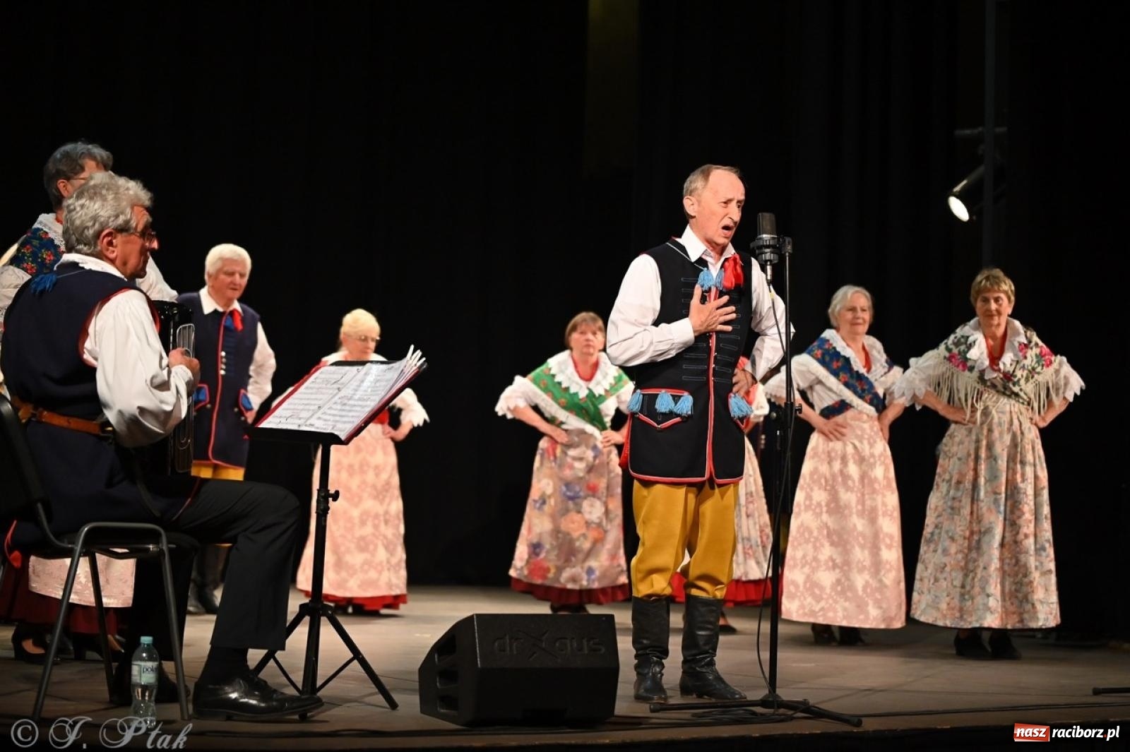 Zdjęcie w galerii na portalu naszraciborz.pl: Trzy pokolenia Strzechy na jednej scenie – koncert podsumowujący rok artystyczny wiadomości z regionu