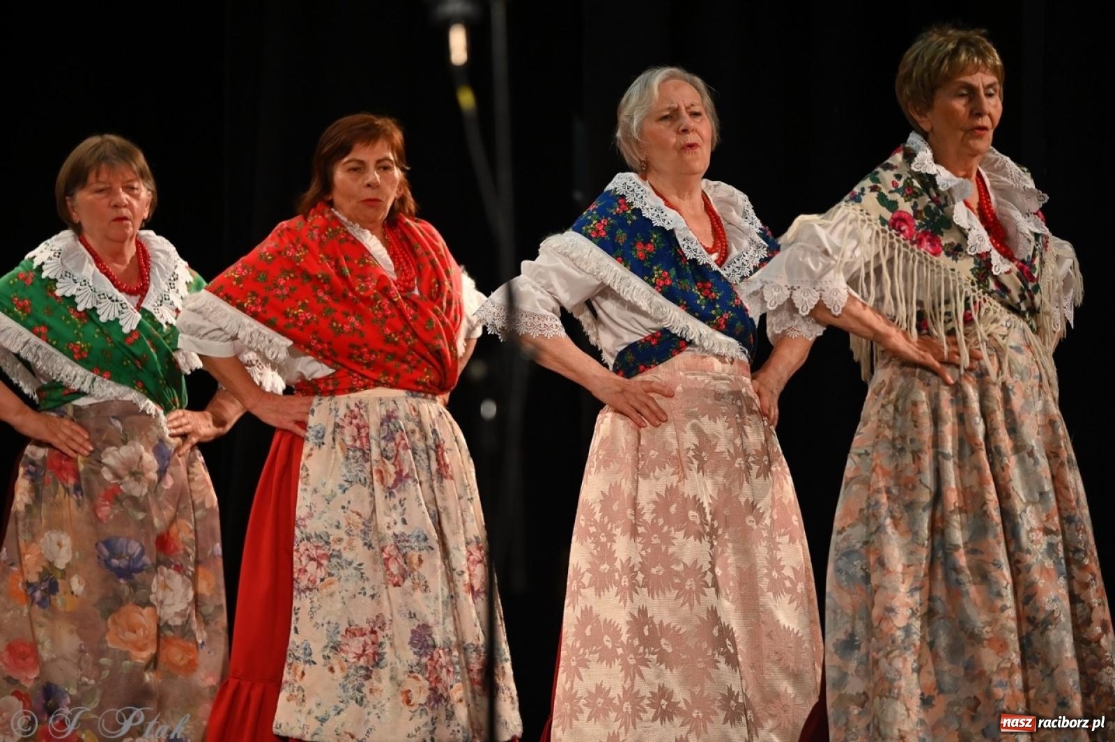 Zdjęcie w galerii na portalu naszraciborz.pl: Trzy pokolenia Strzechy na jednej scenie – koncert podsumowujący rok artystyczny wiadomości z regionu