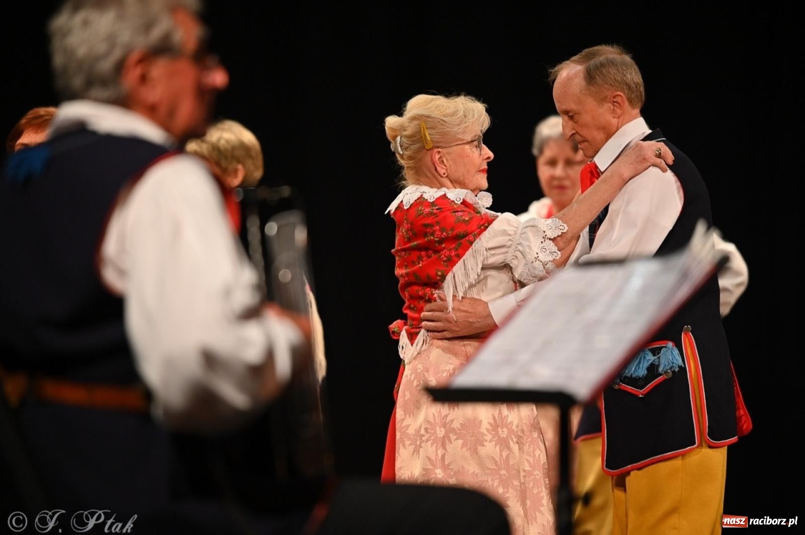 Zdjęcie w galerii na portalu naszraciborz.pl: Trzy pokolenia Strzechy na jednej scenie – koncert podsumowujący rok artystyczny wiadomości z regionu