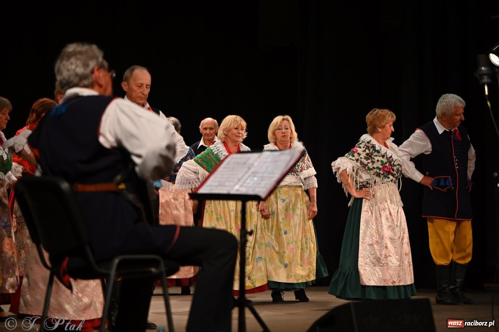 Zdjęcie w galerii na portalu naszraciborz.pl: Trzy pokolenia Strzechy na jednej scenie – koncert podsumowujący rok artystyczny wiadomości z regionu