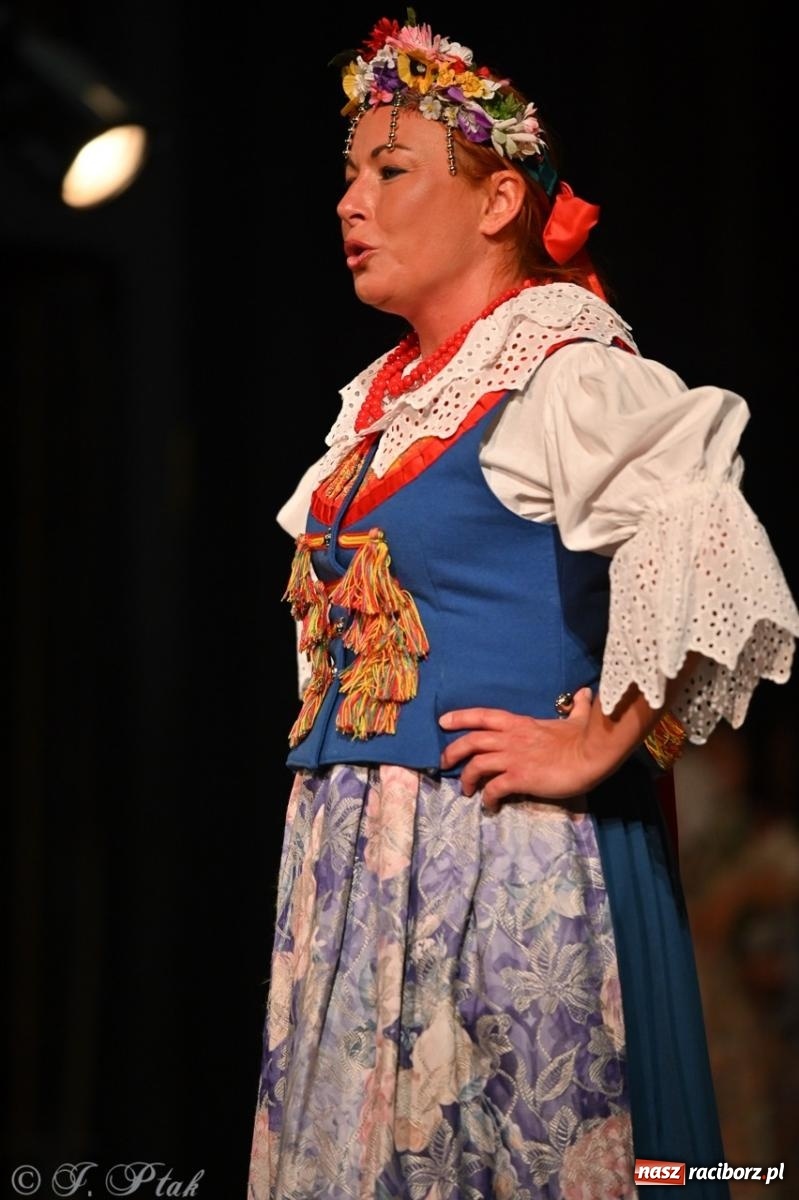 Zdjęcie w galerii na portalu naszraciborz.pl: Trzy pokolenia Strzechy na jednej scenie – koncert podsumowujący rok artystyczny wiadomości z regionu