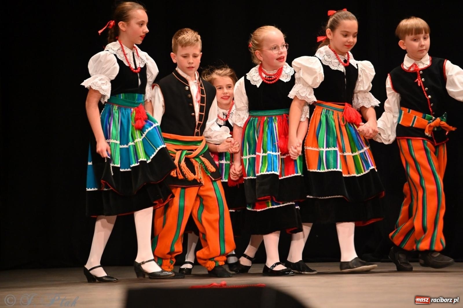 Zdjęcie w galerii na portalu naszraciborz.pl: Trzy pokolenia Strzechy na jednej scenie – koncert podsumowujący rok artystyczny wiadomości z regionu