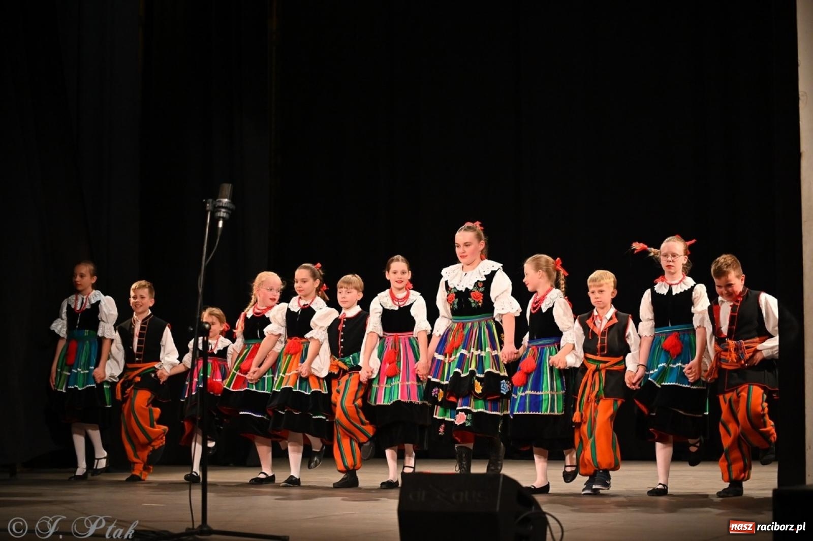 Zdjęcie w galerii na portalu naszraciborz.pl: Trzy pokolenia Strzechy na jednej scenie – koncert podsumowujący rok artystyczny wiadomości z regionu