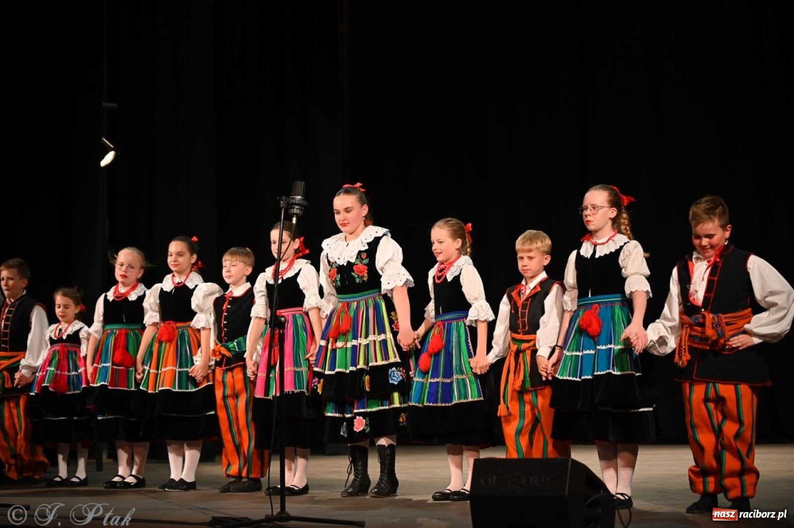 Zdjęcie w galerii na portalu naszraciborz.pl: Trzy pokolenia Strzechy na jednej scenie – koncert podsumowujący rok artystyczny wiadomości z regionu