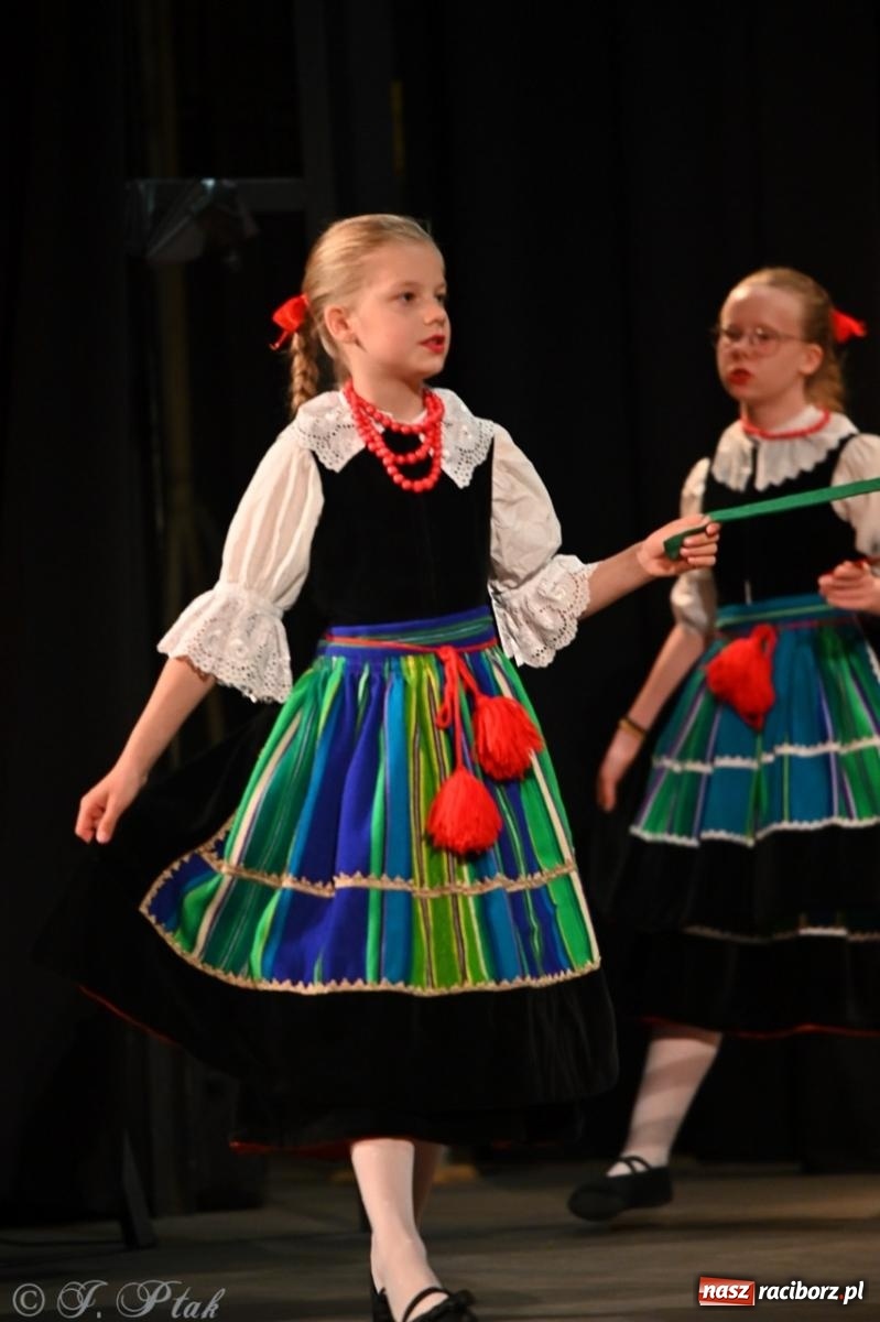 Zdjęcie w galerii na portalu naszraciborz.pl: Trzy pokolenia Strzechy na jednej scenie – koncert podsumowujący rok artystyczny wiadomości z regionu