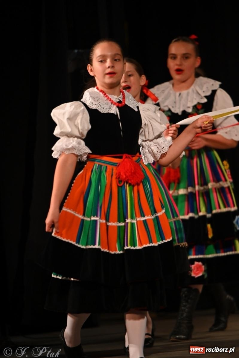 Zdjęcie w galerii na portalu naszraciborz.pl: Trzy pokolenia Strzechy na jednej scenie – koncert podsumowujący rok artystyczny wiadomości z regionu