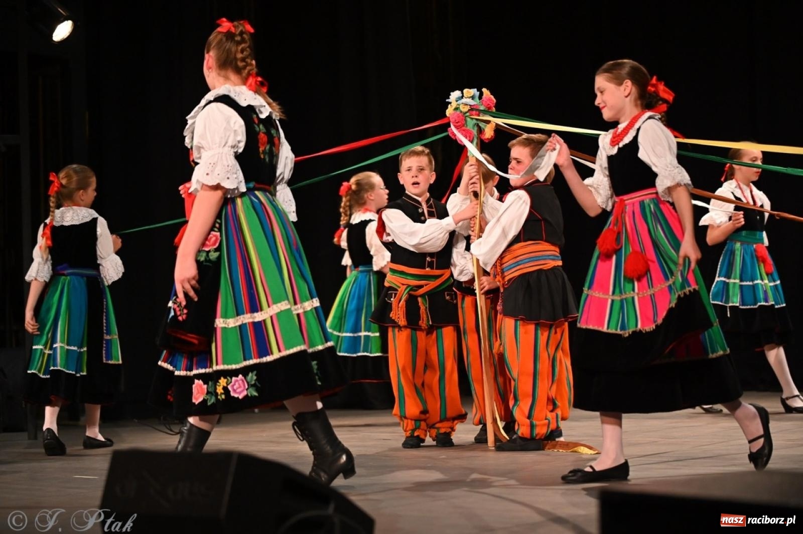 Zdjęcie w galerii na portalu naszraciborz.pl: Trzy pokolenia Strzechy na jednej scenie – koncert podsumowujący rok artystyczny wiadomości z regionu