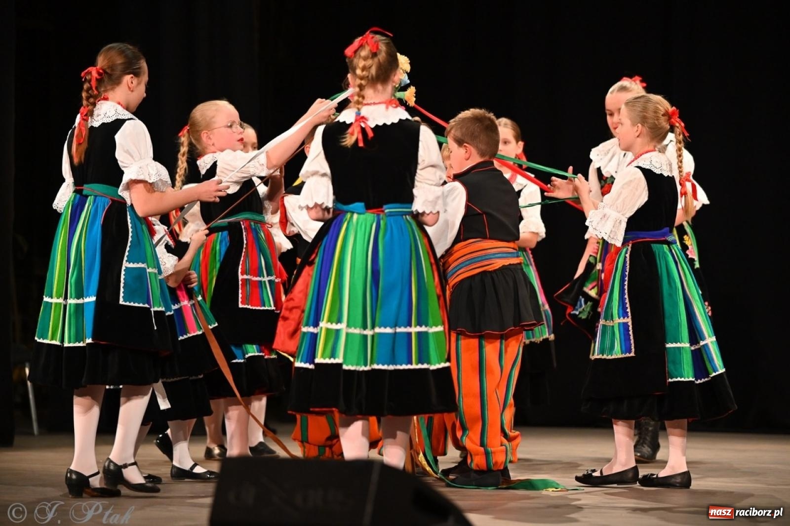 Zdjęcie w galerii na portalu naszraciborz.pl: Trzy pokolenia Strzechy na jednej scenie – koncert podsumowujący rok artystyczny wiadomości z regionu