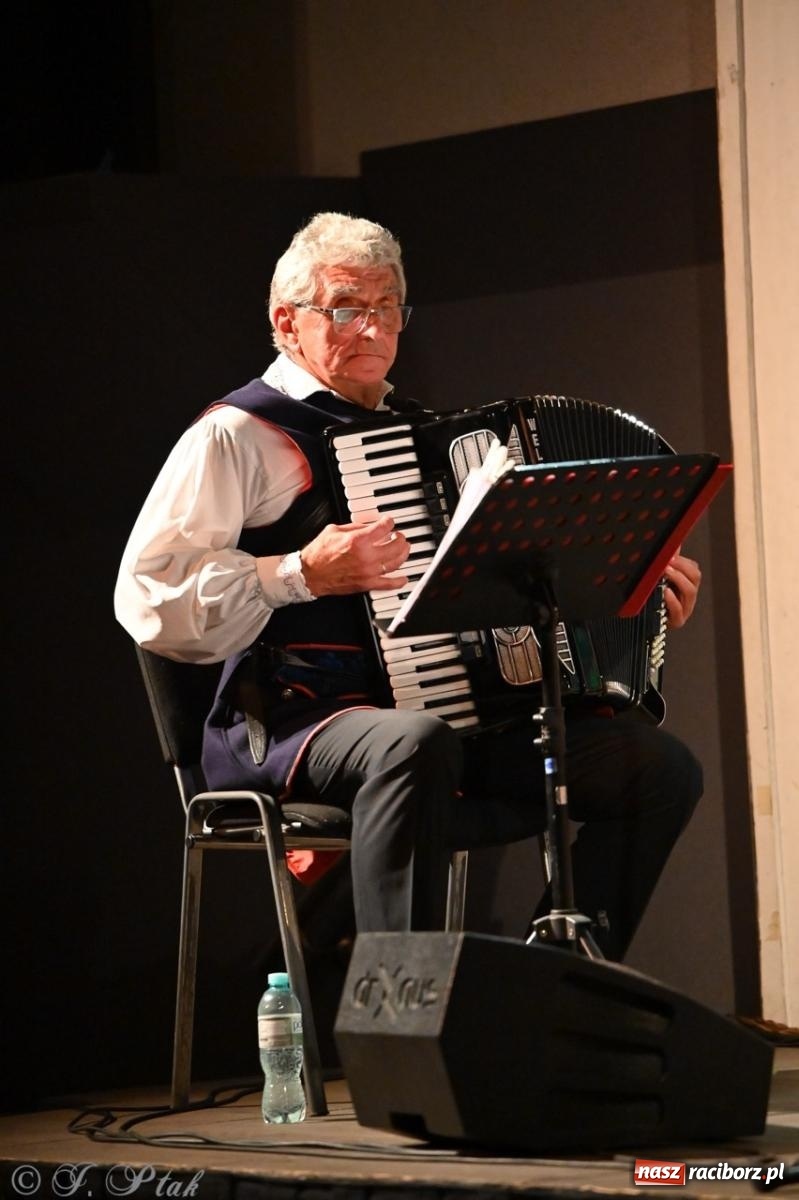 Zdjęcie w galerii na portalu naszraciborz.pl: Trzy pokolenia Strzechy na jednej scenie – koncert podsumowujący rok artystyczny wiadomości z regionu