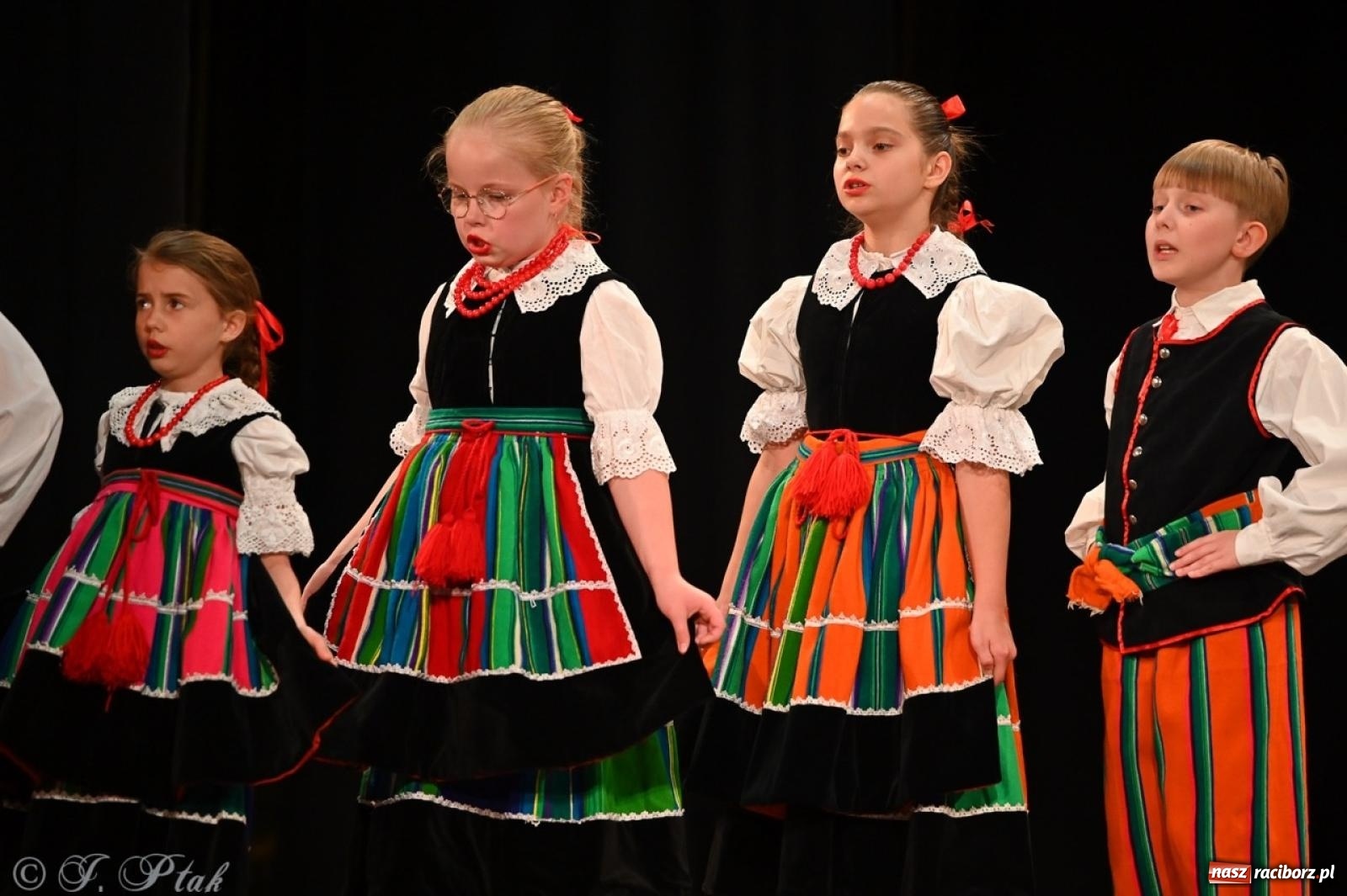 Zdjęcie w galerii na portalu naszraciborz.pl: Trzy pokolenia Strzechy na jednej scenie – koncert podsumowujący rok artystyczny wiadomości z regionu