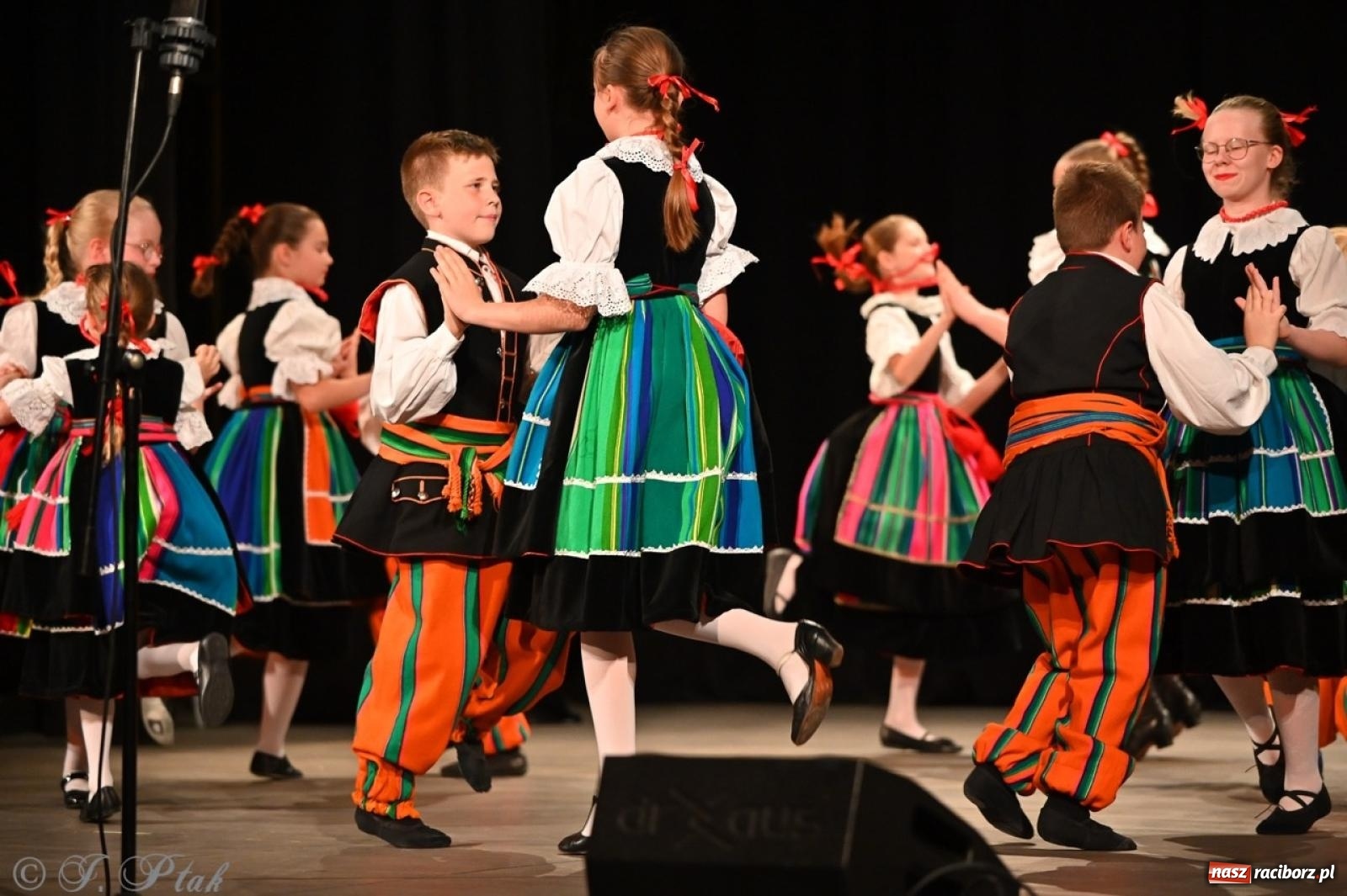 Zdjęcie w galerii na portalu naszraciborz.pl: Trzy pokolenia Strzechy na jednej scenie – koncert podsumowujący rok artystyczny wiadomości z regionu