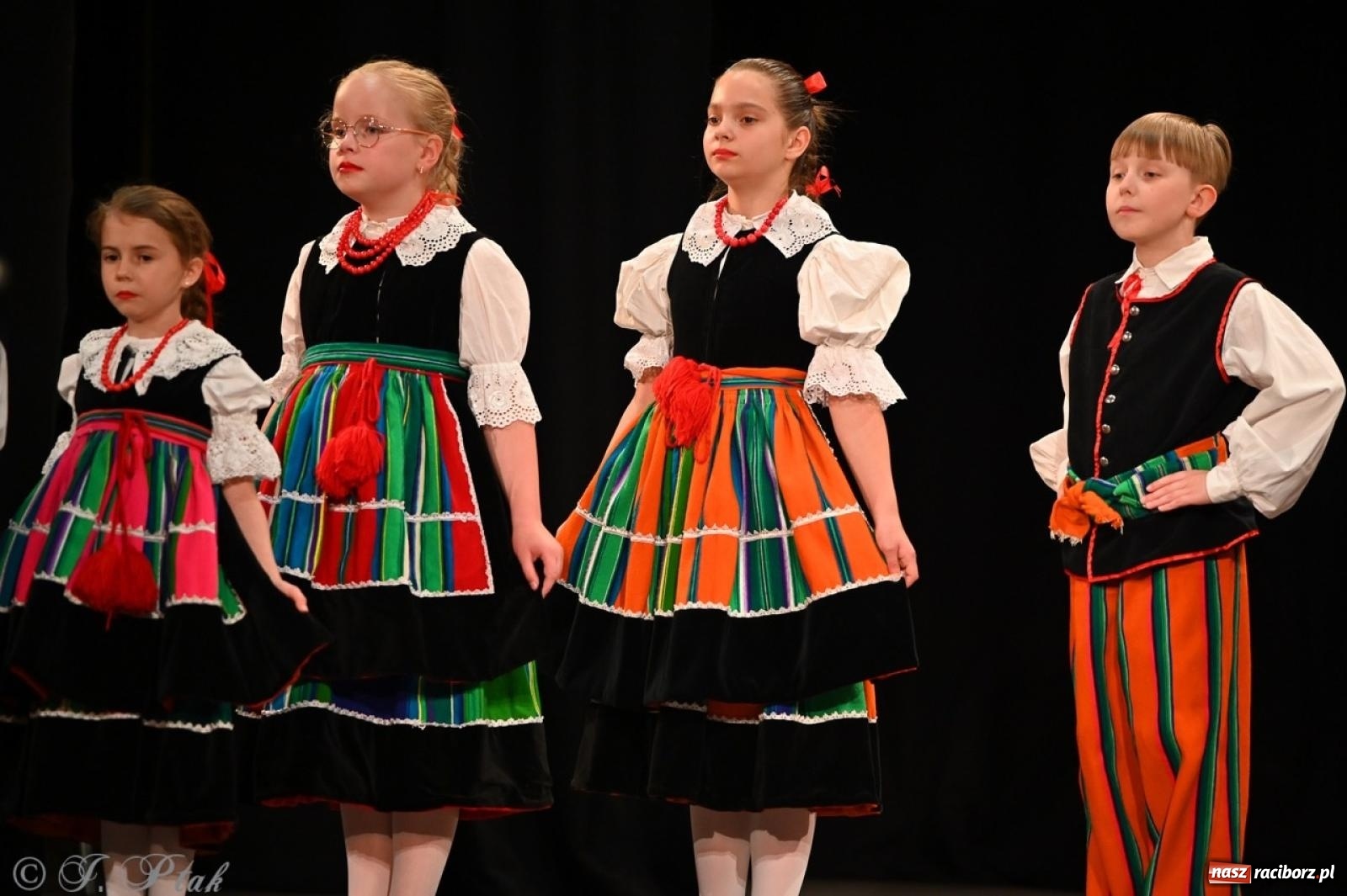 Zdjęcie w galerii na portalu naszraciborz.pl: Trzy pokolenia Strzechy na jednej scenie – koncert podsumowujący rok artystyczny wiadomości z regionu