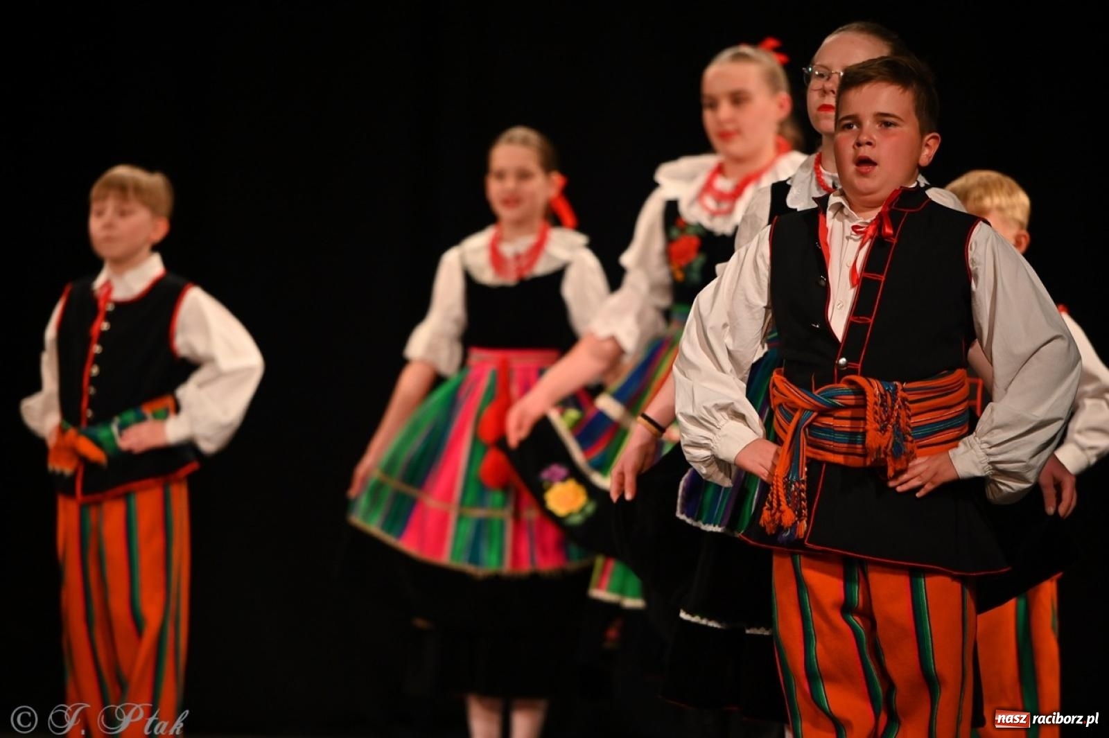 Zdjęcie w galerii na portalu naszraciborz.pl: Trzy pokolenia Strzechy na jednej scenie – koncert podsumowujący rok artystyczny wiadomości z regionu