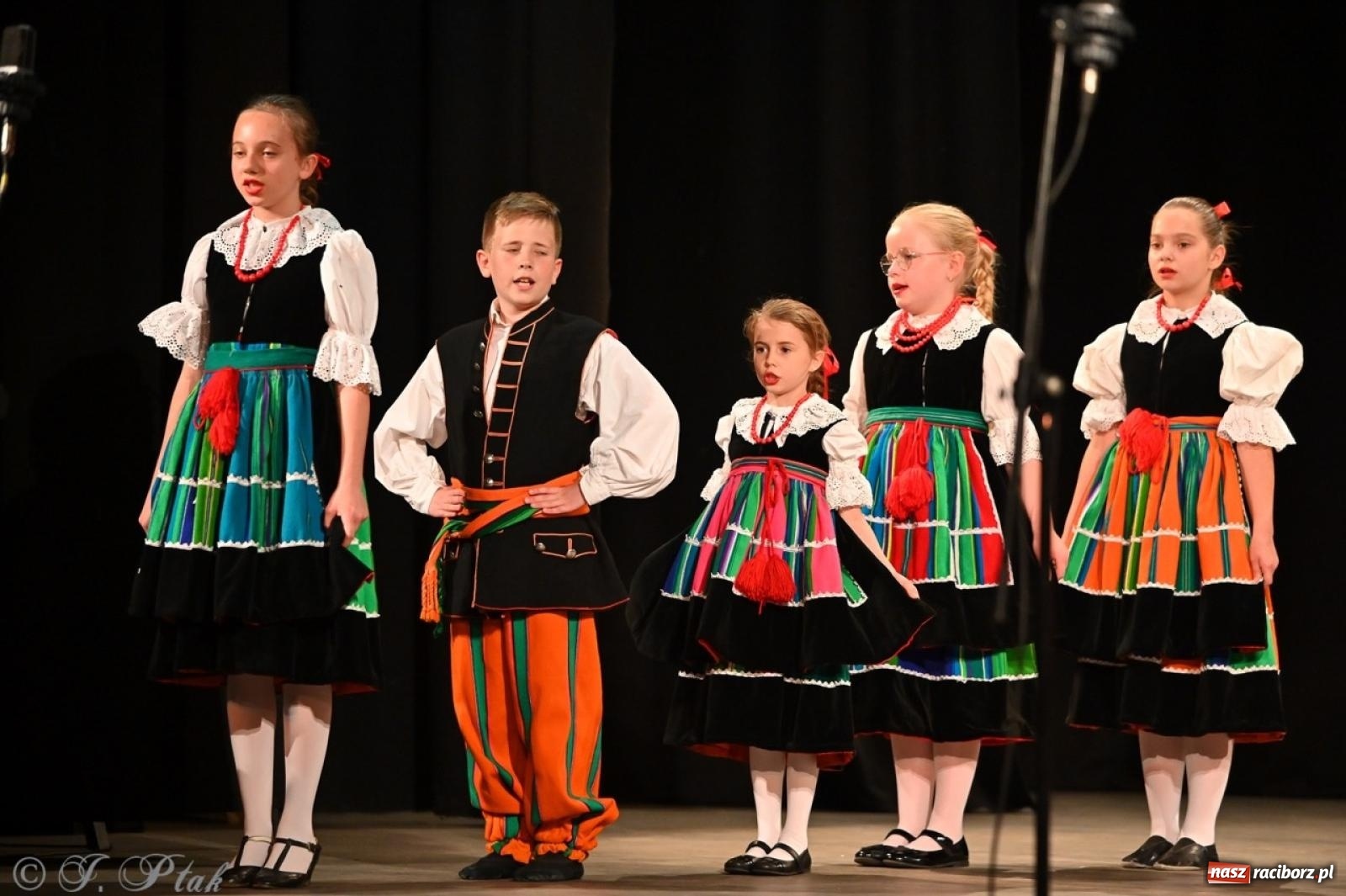 Zdjęcie w galerii na portalu naszraciborz.pl: Trzy pokolenia Strzechy na jednej scenie – koncert podsumowujący rok artystyczny wiadomości z regionu