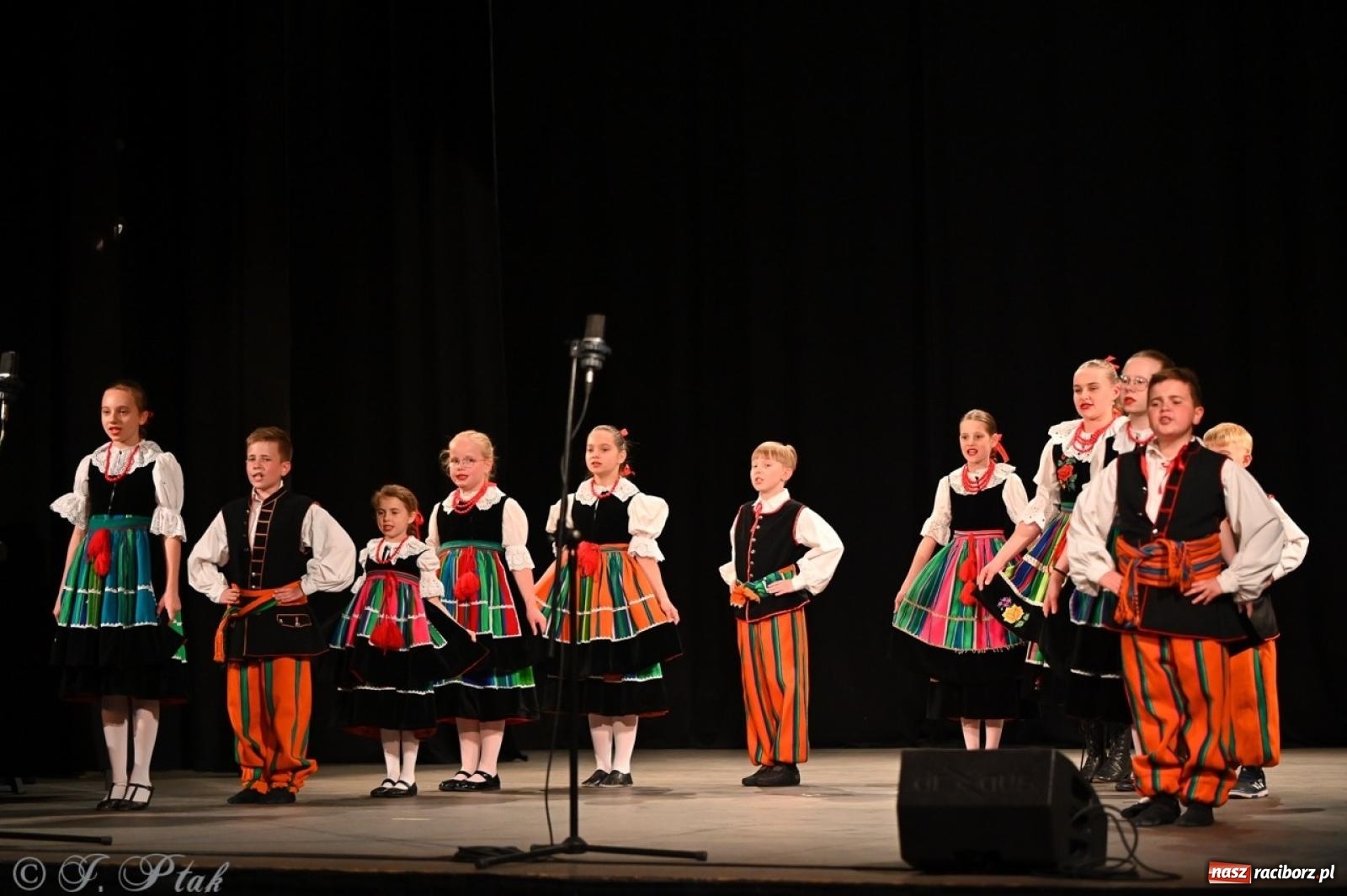 Zdjęcie w galerii na portalu naszraciborz.pl: Trzy pokolenia Strzechy na jednej scenie – koncert podsumowujący rok artystyczny wiadomości z regionu