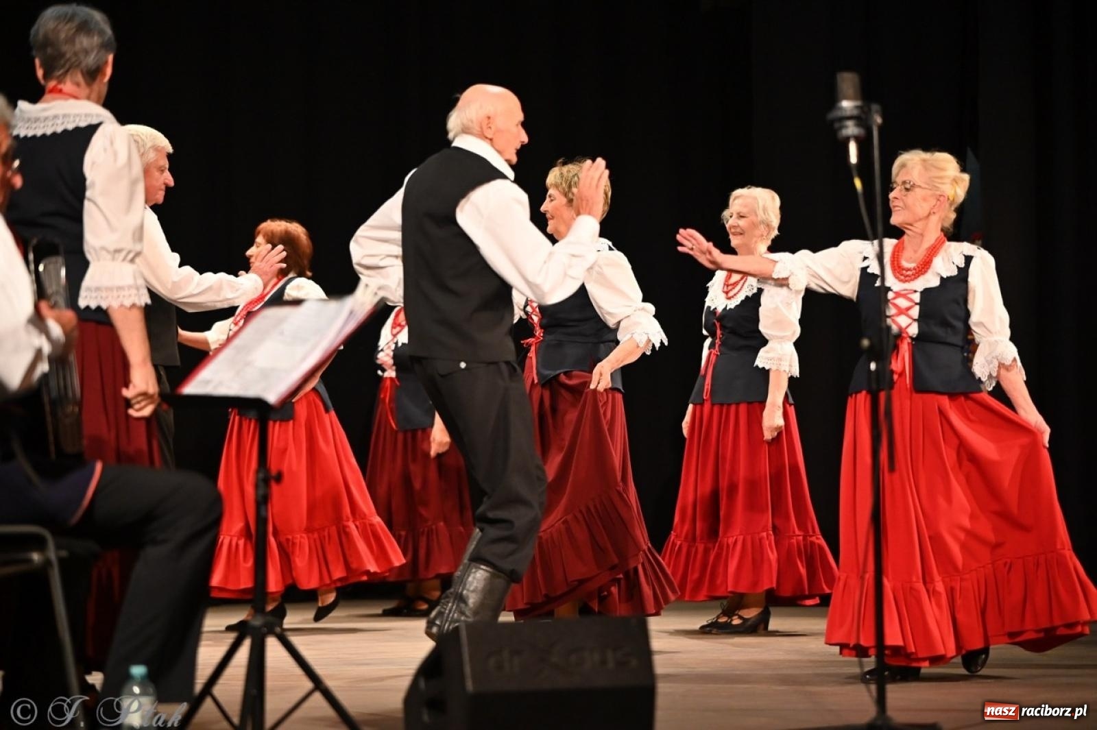 Zdjęcie w galerii na portalu naszraciborz.pl: Trzy pokolenia Strzechy na jednej scenie – koncert podsumowujący rok artystyczny wiadomości z regionu