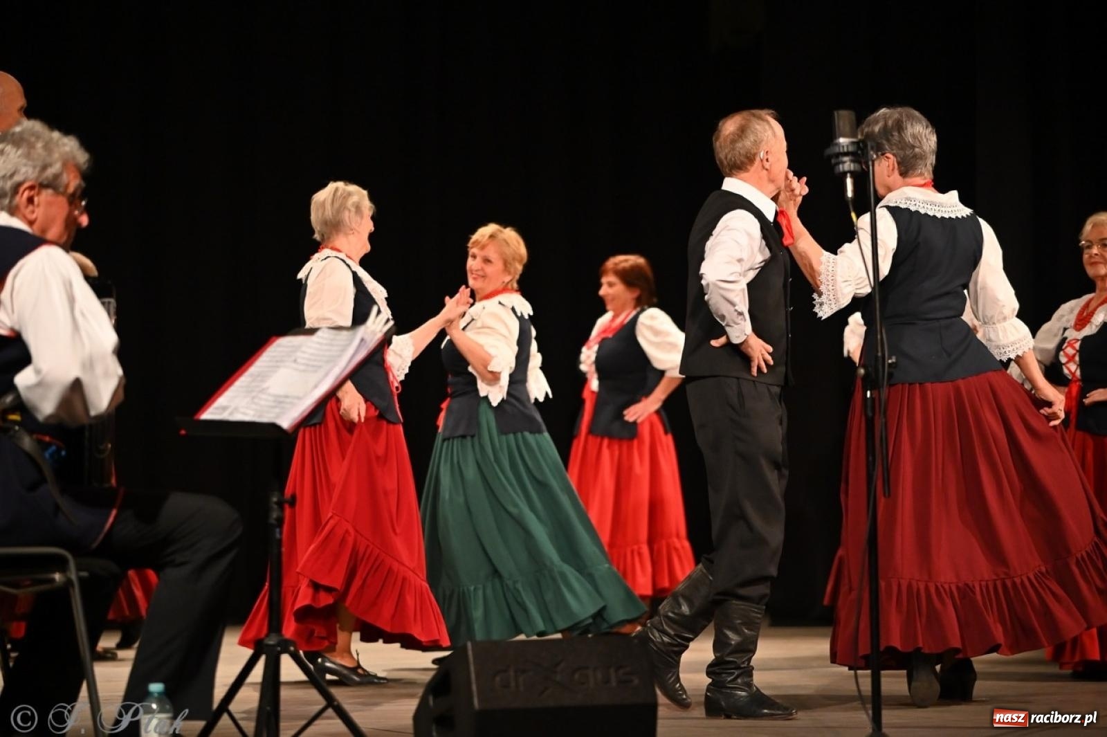 Zdjęcie w galerii na portalu naszraciborz.pl: Trzy pokolenia Strzechy na jednej scenie – koncert podsumowujący rok artystyczny wiadomości z regionu