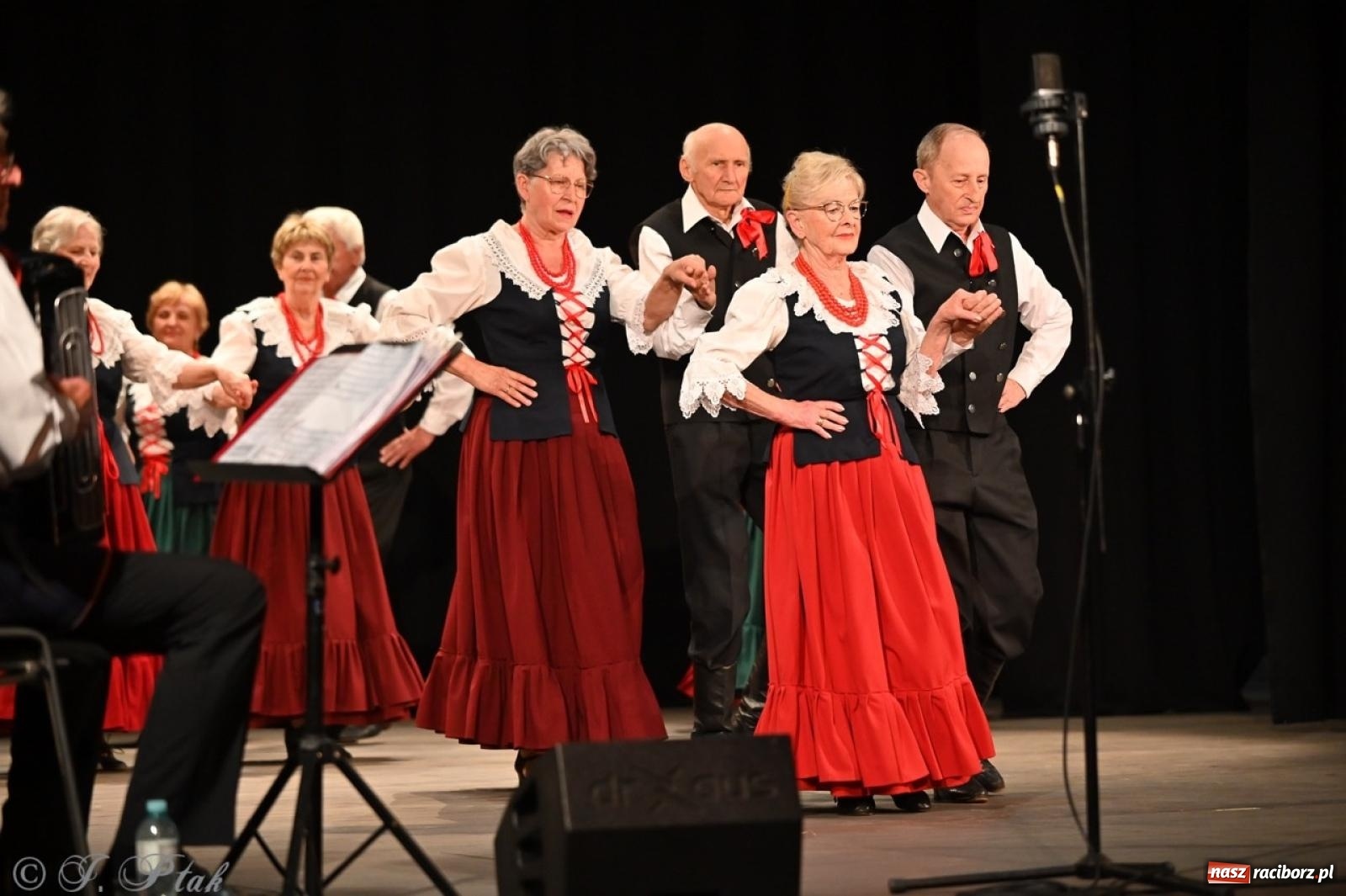 Zdjęcie w galerii na portalu naszraciborz.pl: Trzy pokolenia Strzechy na jednej scenie – koncert podsumowujący rok artystyczny wiadomości z regionu