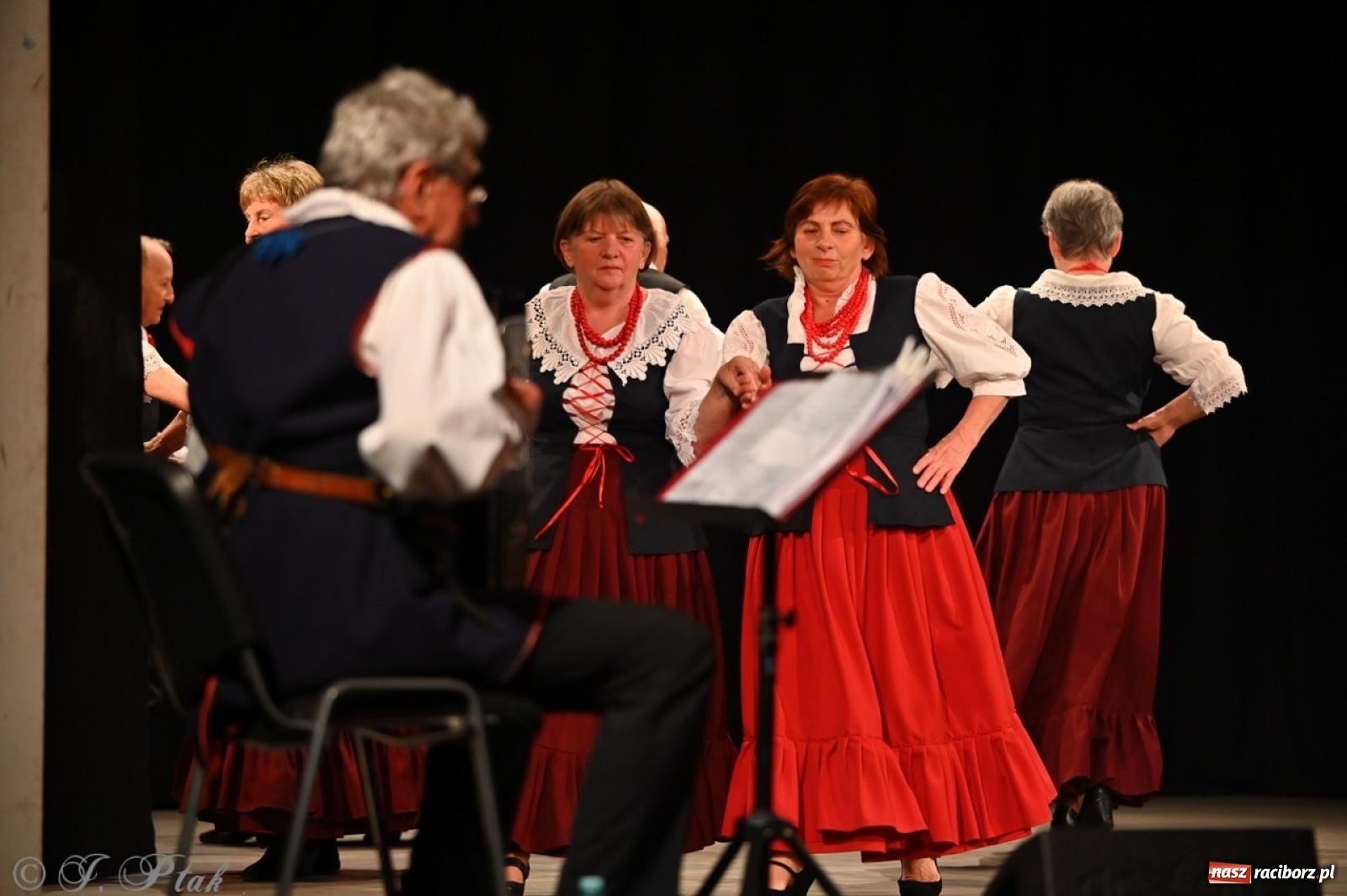 Zdjęcie w galerii na portalu naszraciborz.pl: Trzy pokolenia Strzechy na jednej scenie – koncert podsumowujący rok artystyczny wiadomości z regionu