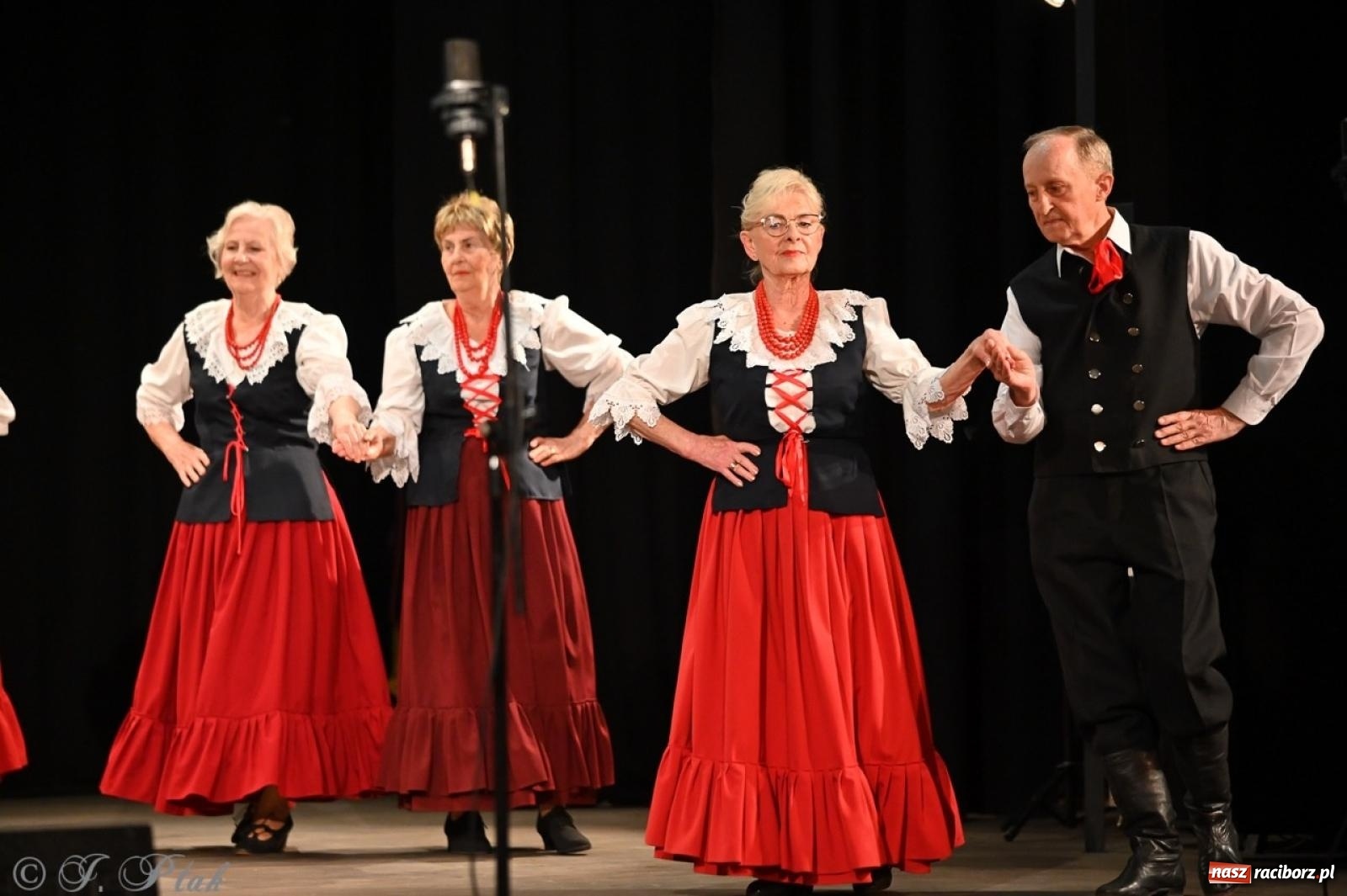 Zdjęcie w galerii na portalu naszraciborz.pl: Trzy pokolenia Strzechy na jednej scenie – koncert podsumowujący rok artystyczny wiadomości z regionu