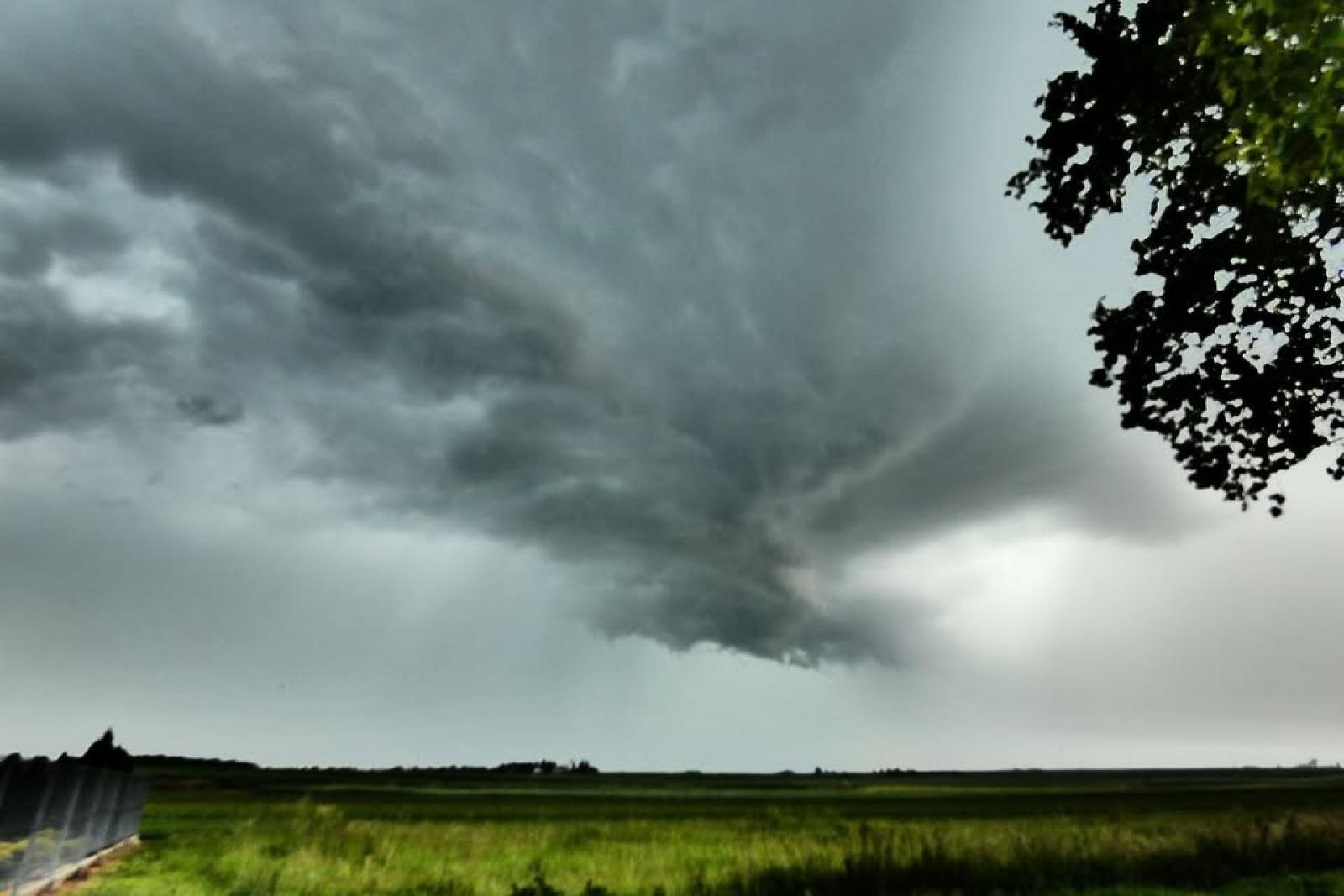 Zdjęcie w galerii na portalu naszraciborz.pl: Gwałtowna burza nad powiatem raciborskim. Ponad 60 interwencji straży pożarnej wiadomości z regionu