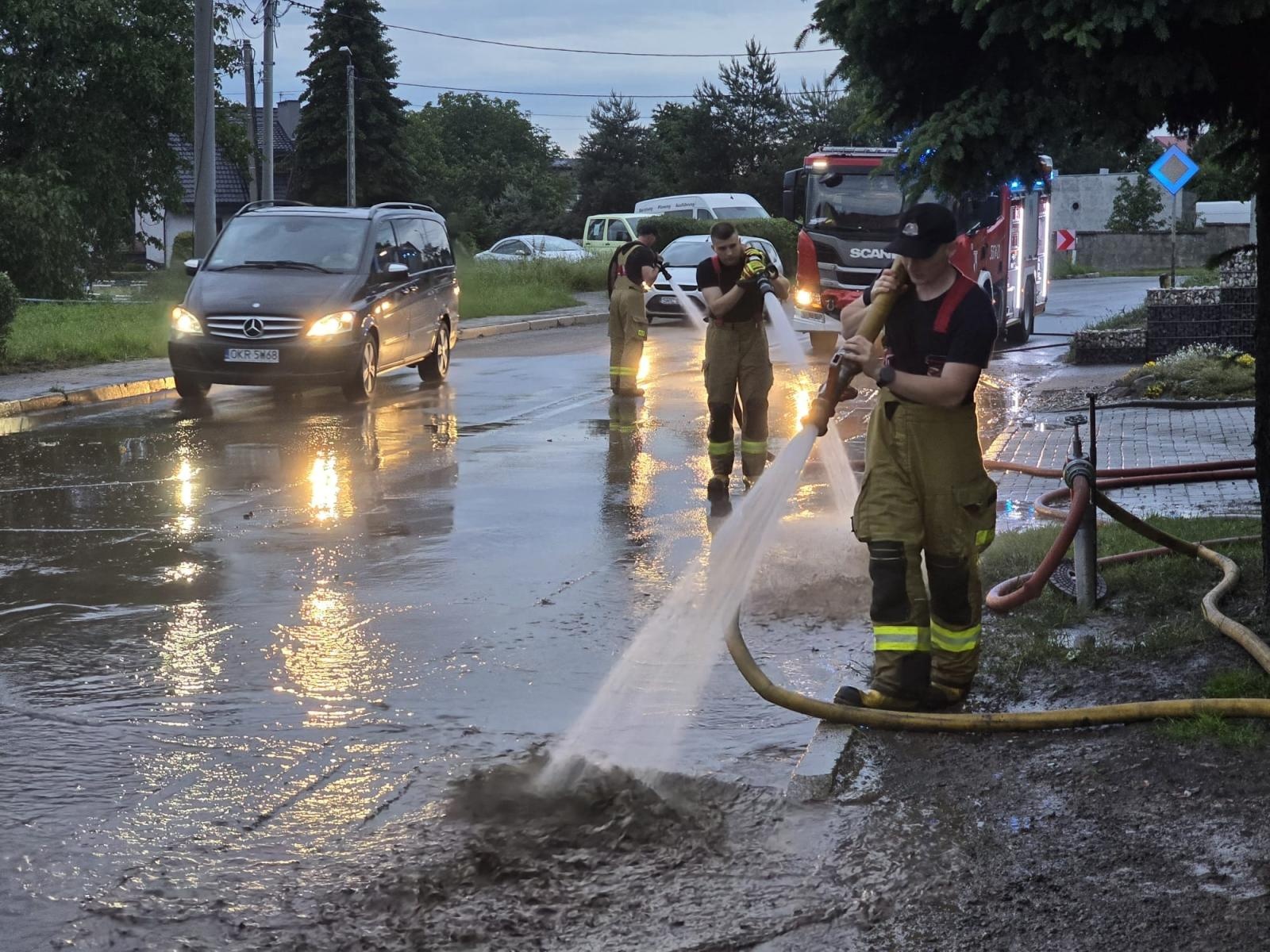 Zdjęcie w galerii na portalu naszraciborz.pl: Gwałtowna burza nad powiatem raciborskim. Ponad 60 interwencji straży pożarnej wiadomości z regionu