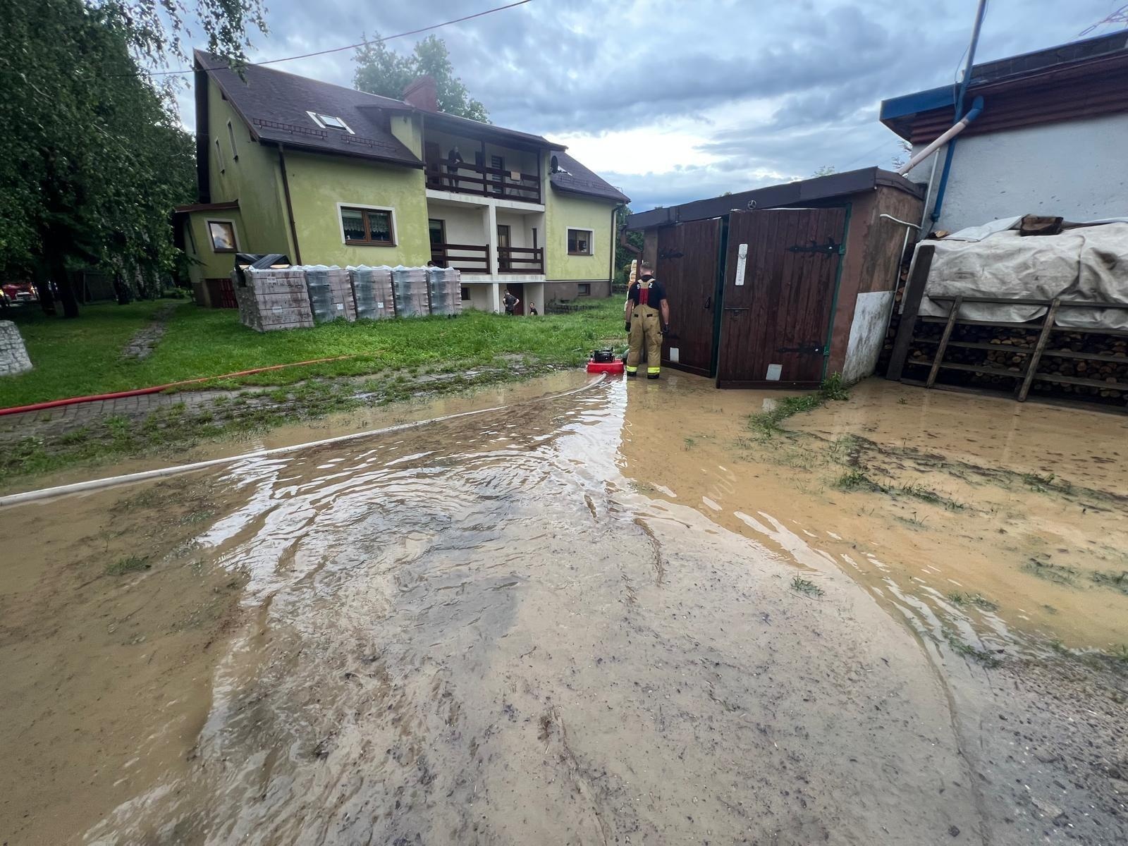 Zdjęcie w galerii na portalu naszraciborz.pl: Gwałtowna burza nad powiatem raciborskim. Ponad 60 interwencji straży pożarnej wiadomości z regionu