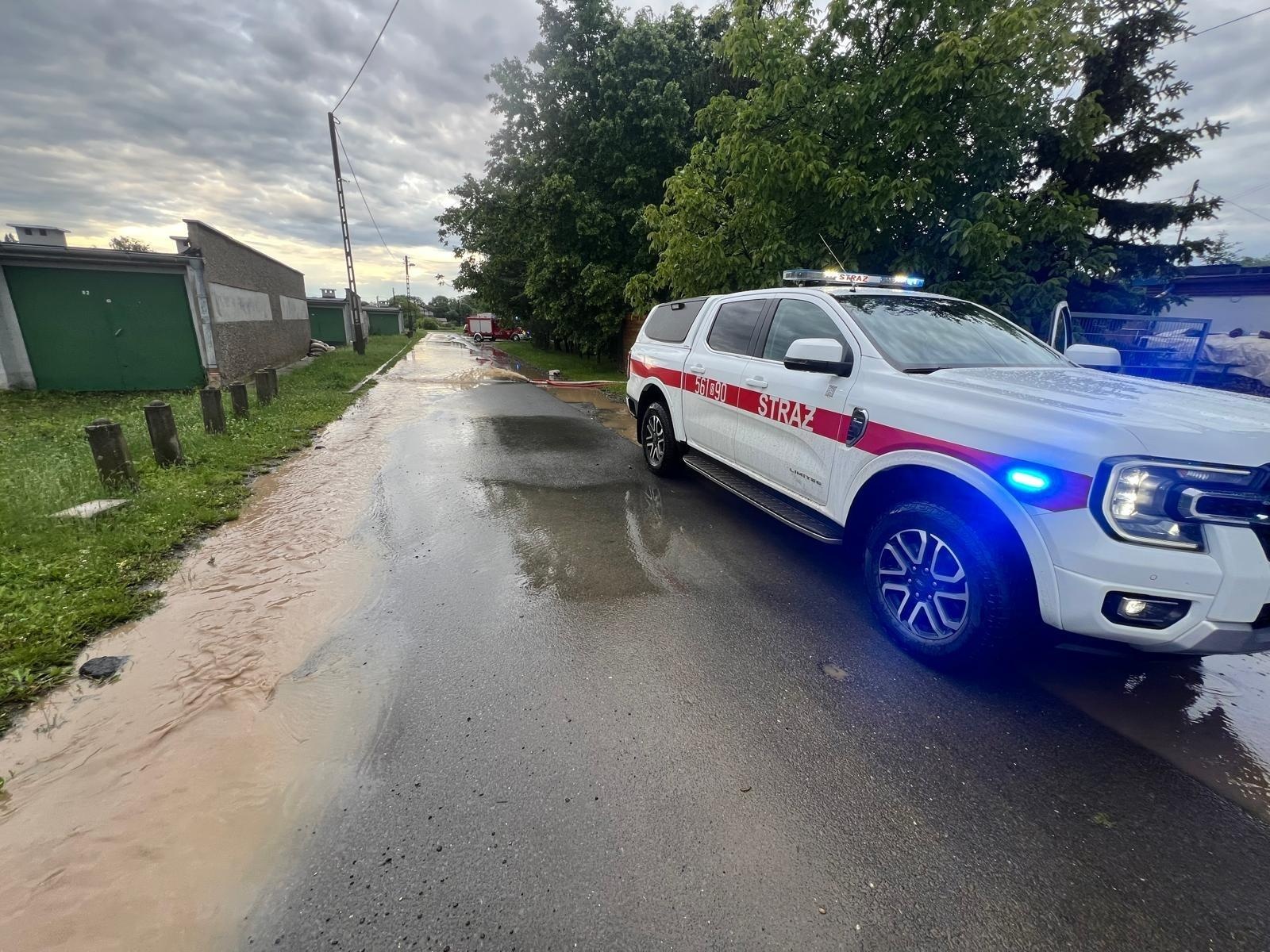 Zdjęcie w galerii na portalu naszraciborz.pl: Gwałtowna burza nad powiatem raciborskim. Ponad 60 interwencji straży pożarnej wiadomości z regionu