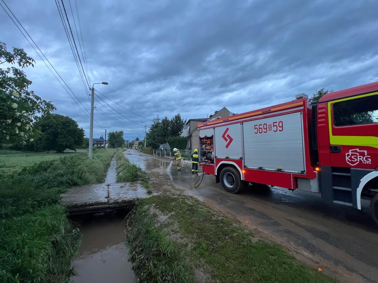 Zdjęcie w galerii na portalu naszraciborz.pl: Gwałtowna burza nad powiatem raciborskim. Ponad 60 interwencji straży pożarnej wiadomości z regionu