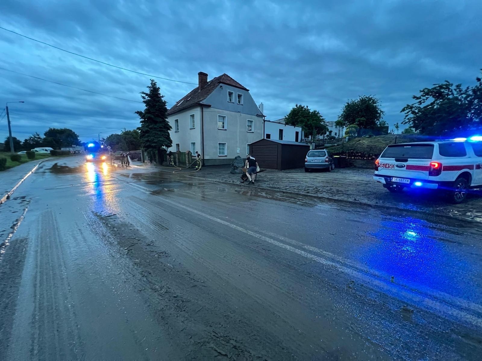 Zdjęcie w galerii na portalu naszraciborz.pl: Gwałtowna burza nad powiatem raciborskim. Ponad 60 interwencji straży pożarnej wiadomości z regionu