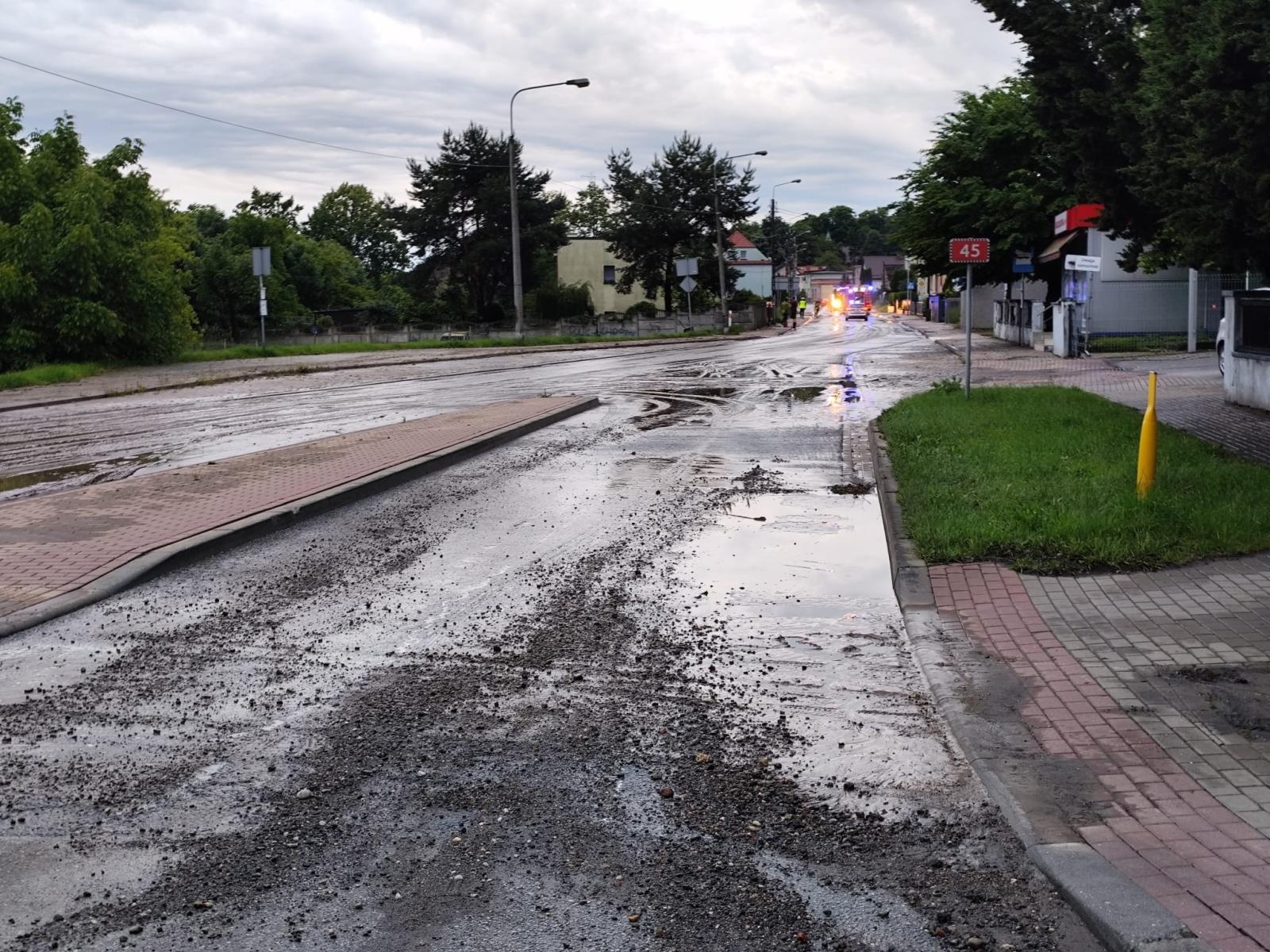 Zdjęcie w galerii na portalu naszraciborz.pl: Gwałtowna burza nad powiatem raciborskim. Ponad 60 interwencji straży pożarnej wiadomości z regionu