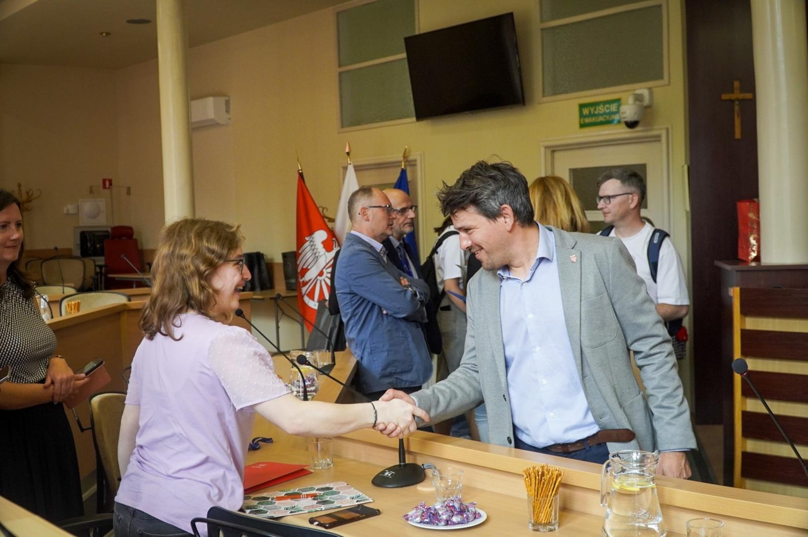 Zdjęcie w galerii na portalu naszraciborz.pl: Delegacja uczniów z Roth z wizytą w raciborskim magistracie wiadomości z regionu