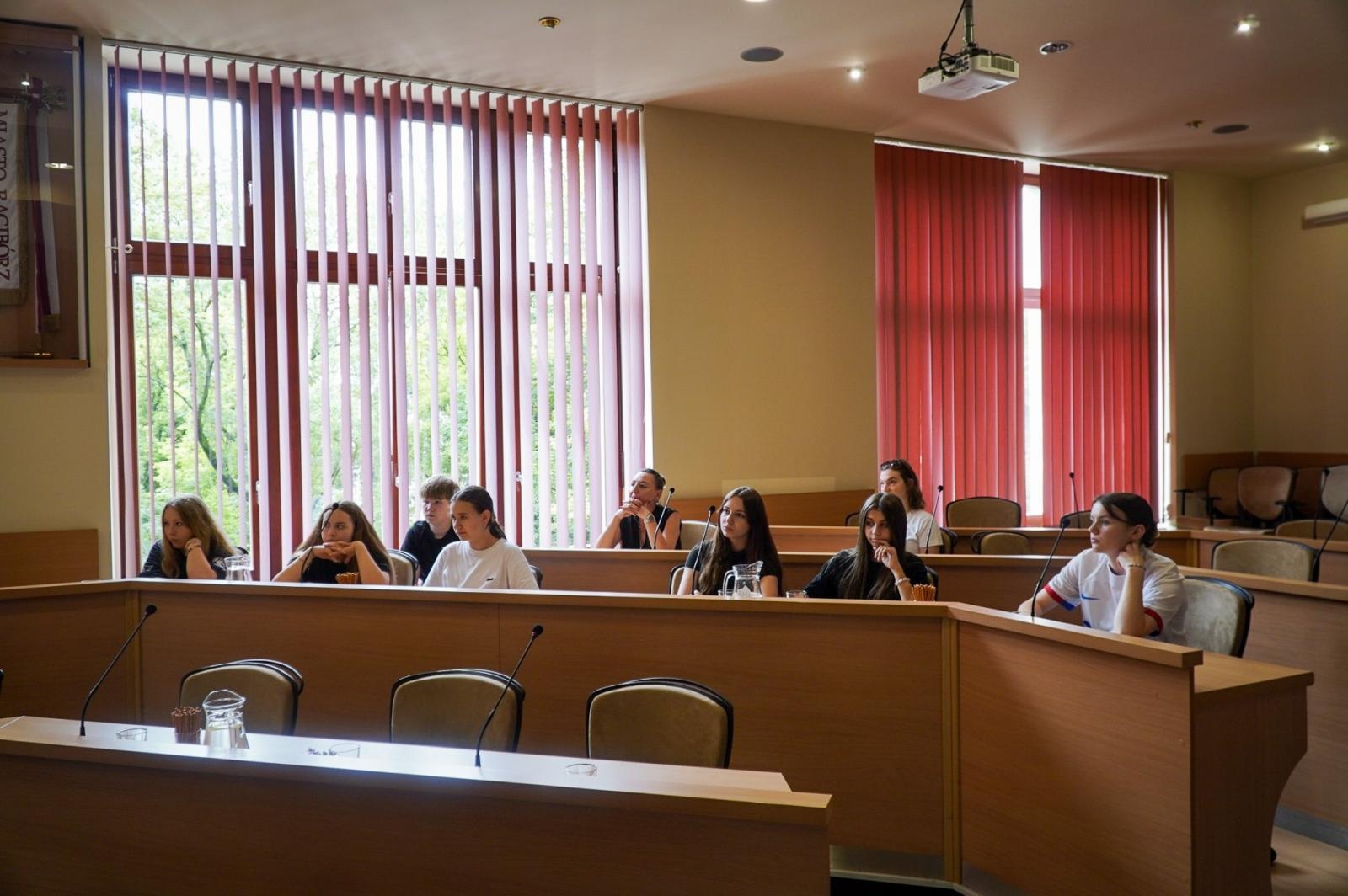 Zdjęcie w galerii na portalu naszraciborz.pl: Delegacja uczniów z Roth z wizytą w raciborskim magistracie wiadomości z regionu