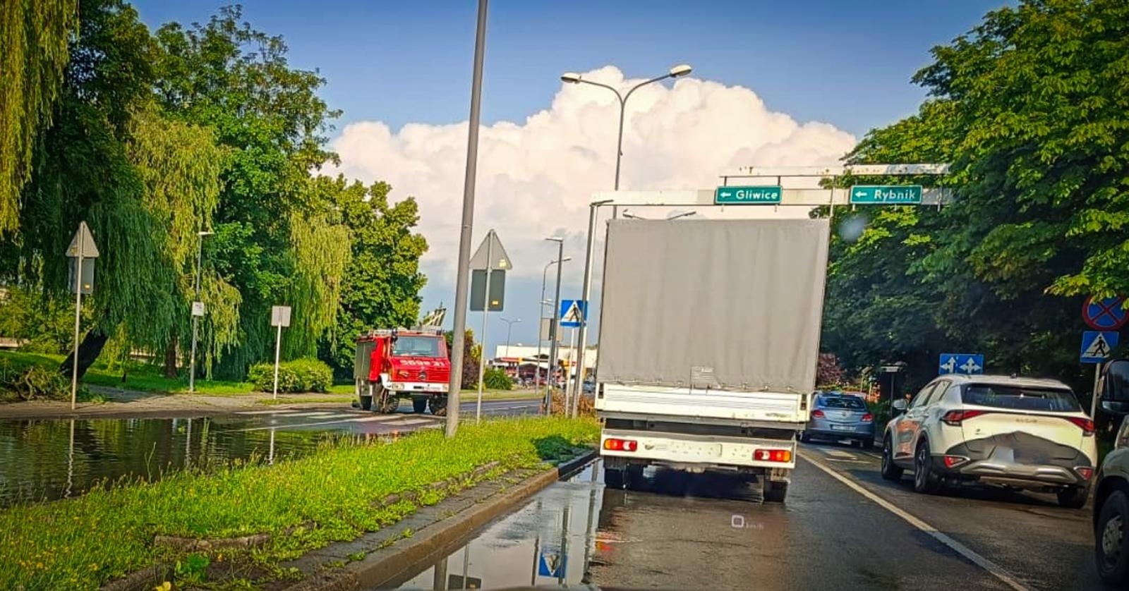 Zdjęcie w galerii na portalu naszraciborz.pl: Kolejna nawałnica nad Raciborzem: zalane ulice, powalone drzewa i uszkodzenia infrastruktury wiadomości z regionu