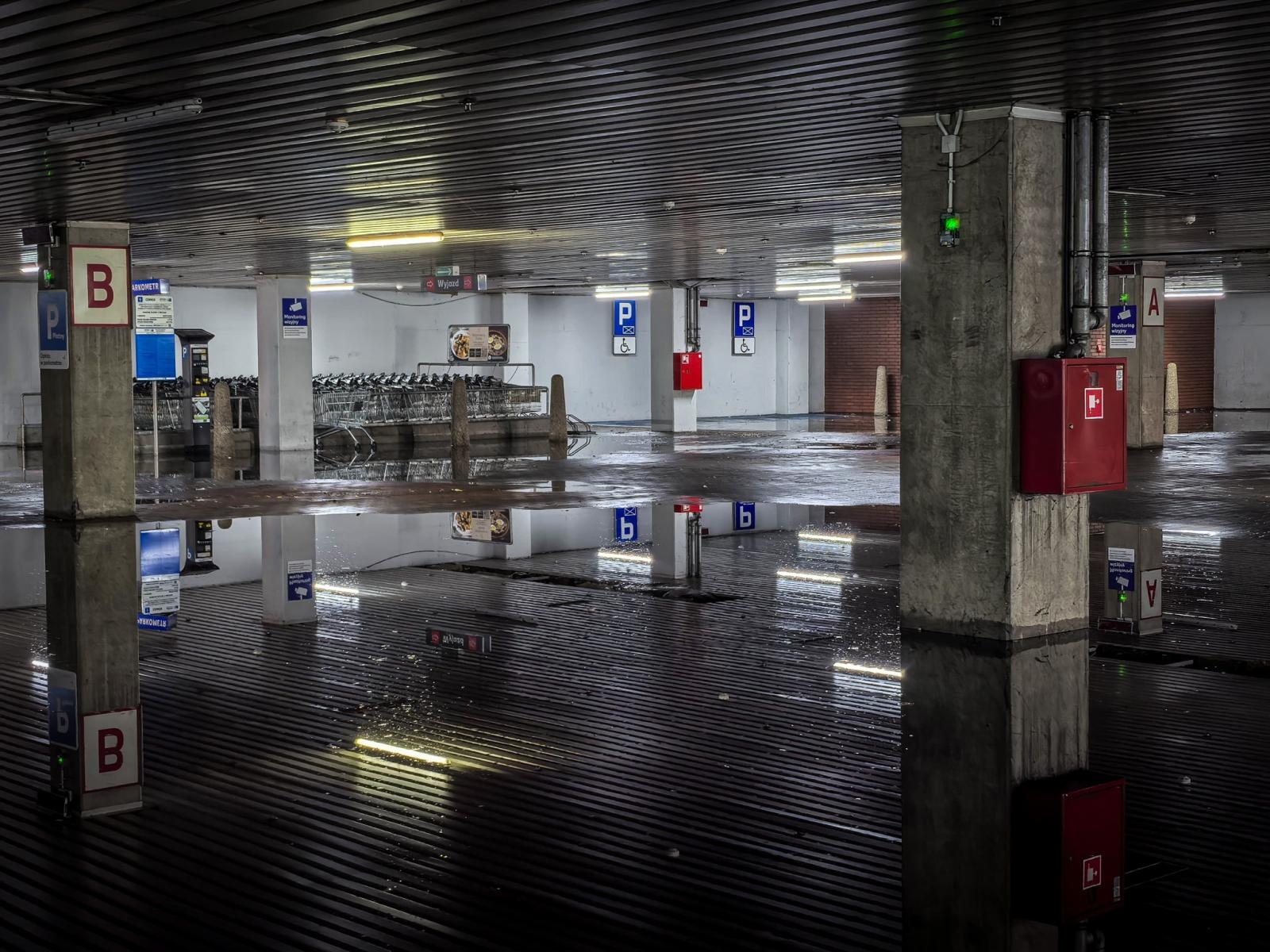 Zdjęcie w galerii na portalu naszraciborz.pl: Kolejna nawałnica nad Raciborzem: zalane ulice, powalone drzewa i uszkodzenia infrastruktury wiadomości z regionu