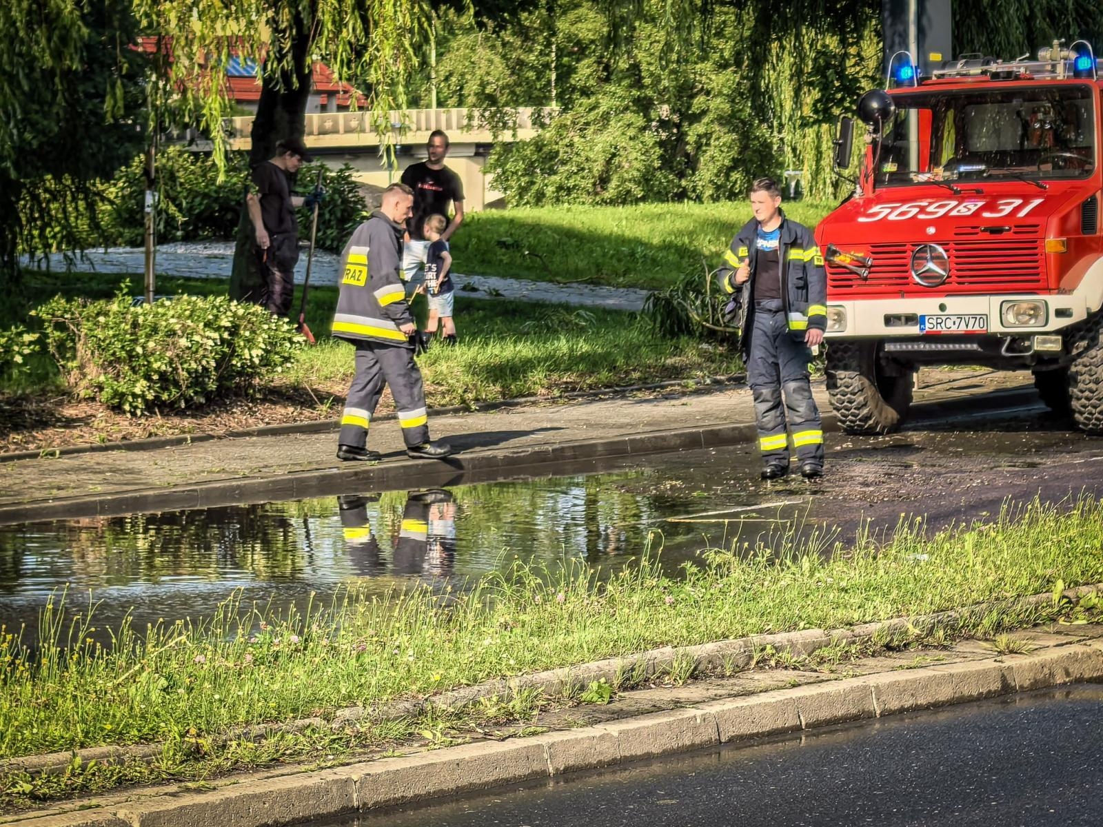 Zdjęcie w galerii na portalu naszraciborz.pl: Kolejna nawałnica nad Raciborzem: zalane ulice, powalone drzewa i uszkodzenia infrastruktury wiadomości z regionu
