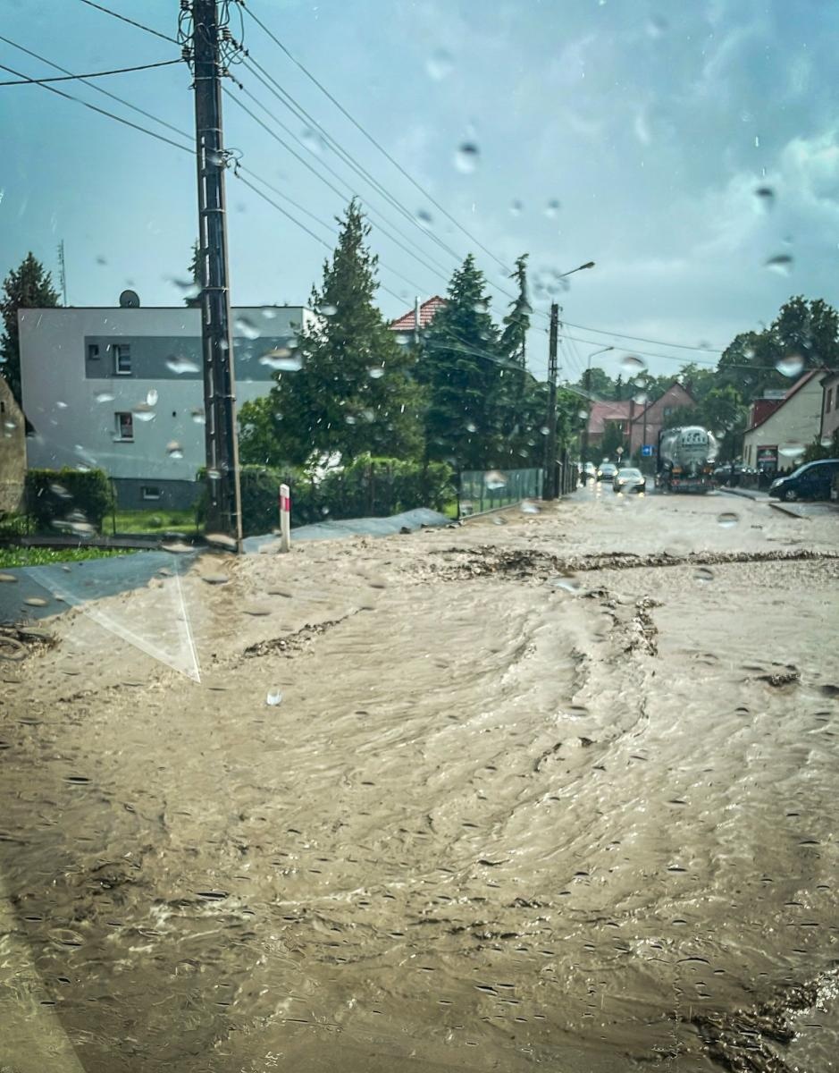 Zdjęcie w galerii na portalu naszraciborz.pl: Kolejna nawałnica nad Raciborzem: zalane ulice, powalone drzewa i uszkodzenia infrastruktury wiadomości z regionu