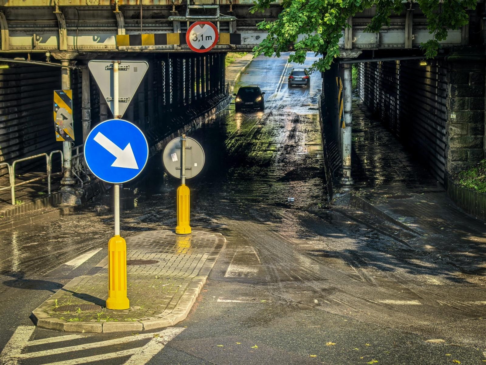 Zdjęcie w galerii na portalu naszraciborz.pl: Kolejna nawałnica nad Raciborzem: zalane ulice, powalone drzewa i uszkodzenia infrastruktury wiadomości z regionu