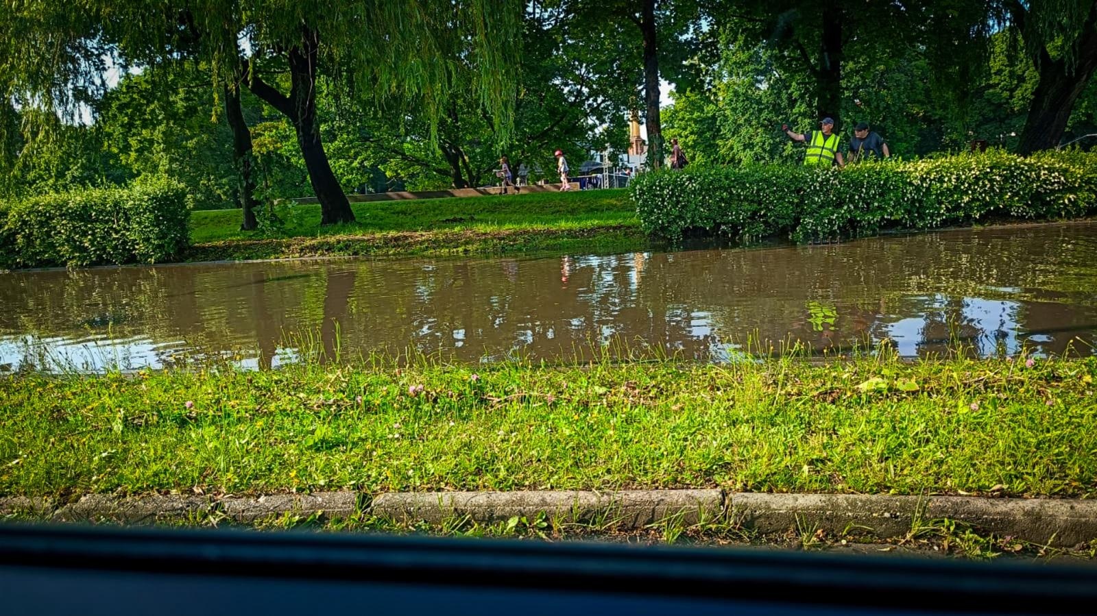 Zdjęcie w galerii na portalu naszraciborz.pl: Kolejna nawałnica nad Raciborzem: zalane ulice, powalone drzewa i uszkodzenia infrastruktury wiadomości z regionu