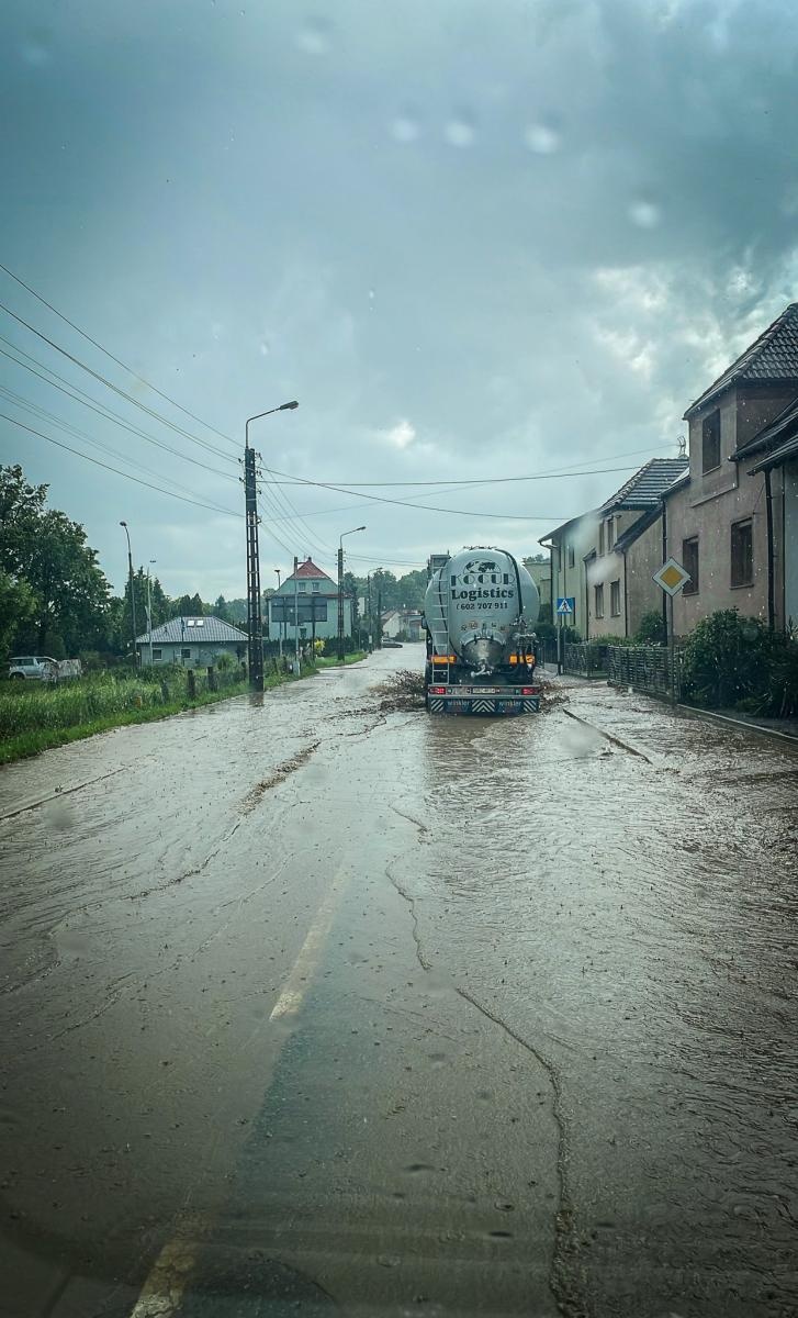 Zdjęcie w galerii na portalu naszraciborz.pl: Kolejna nawałnica nad Raciborzem: zalane ulice, powalone drzewa i uszkodzenia infrastruktury wiadomości z regionu