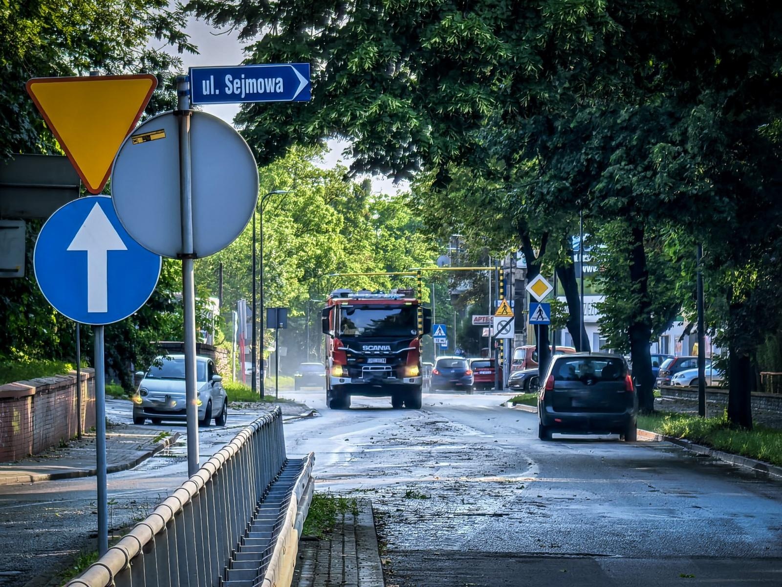 Zdjęcie w galerii na portalu naszraciborz.pl: Kolejna nawałnica nad Raciborzem: zalane ulice, powalone drzewa i uszkodzenia infrastruktury wiadomości z regionu