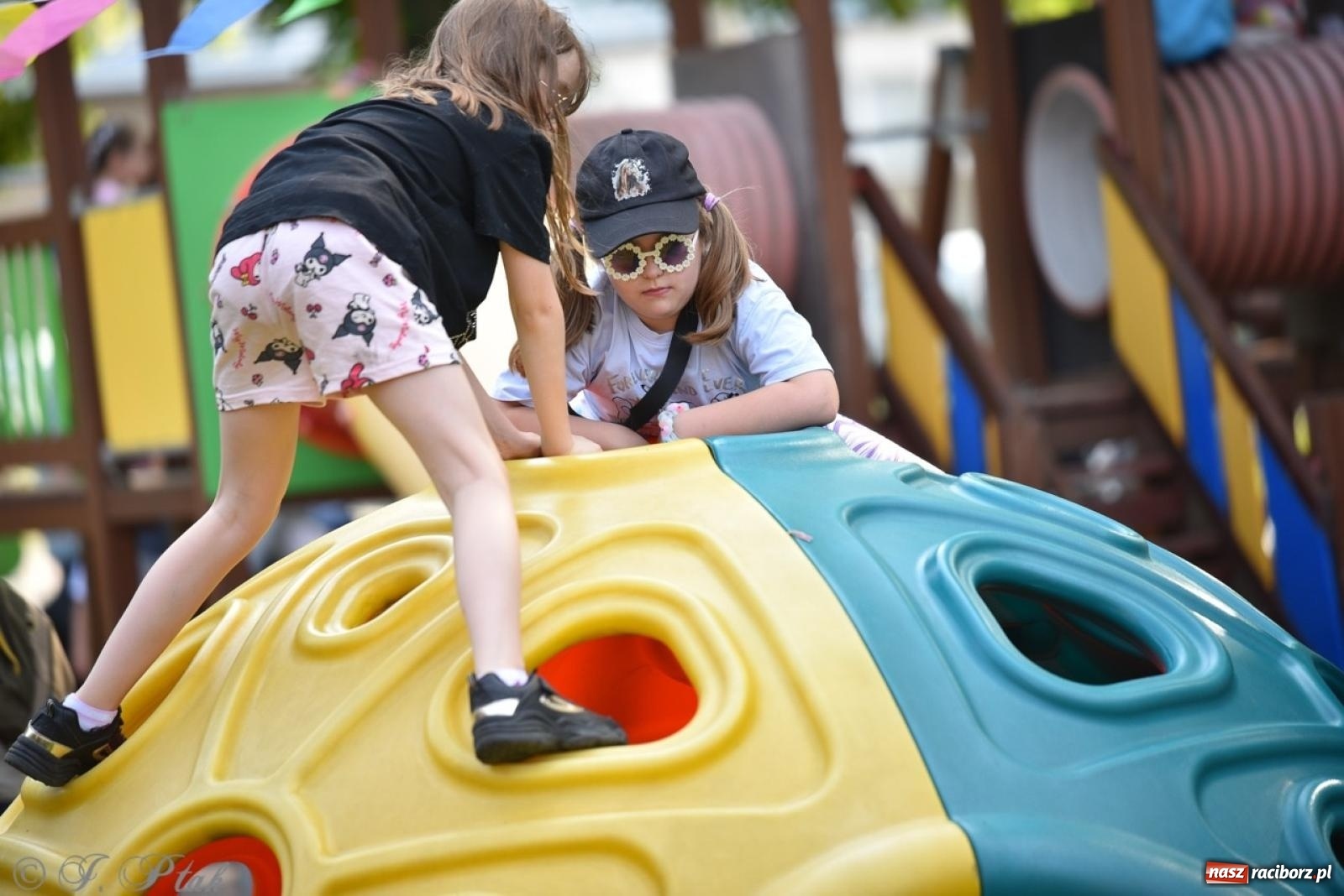 Zdjęcie w galerii na portalu naszraciborz.pl: Radość, śmiech i wspólna zabawa – rodzinny festyn w Przedszkolu nr 26 [FOTO i WIDEO] wiadomości z regionu