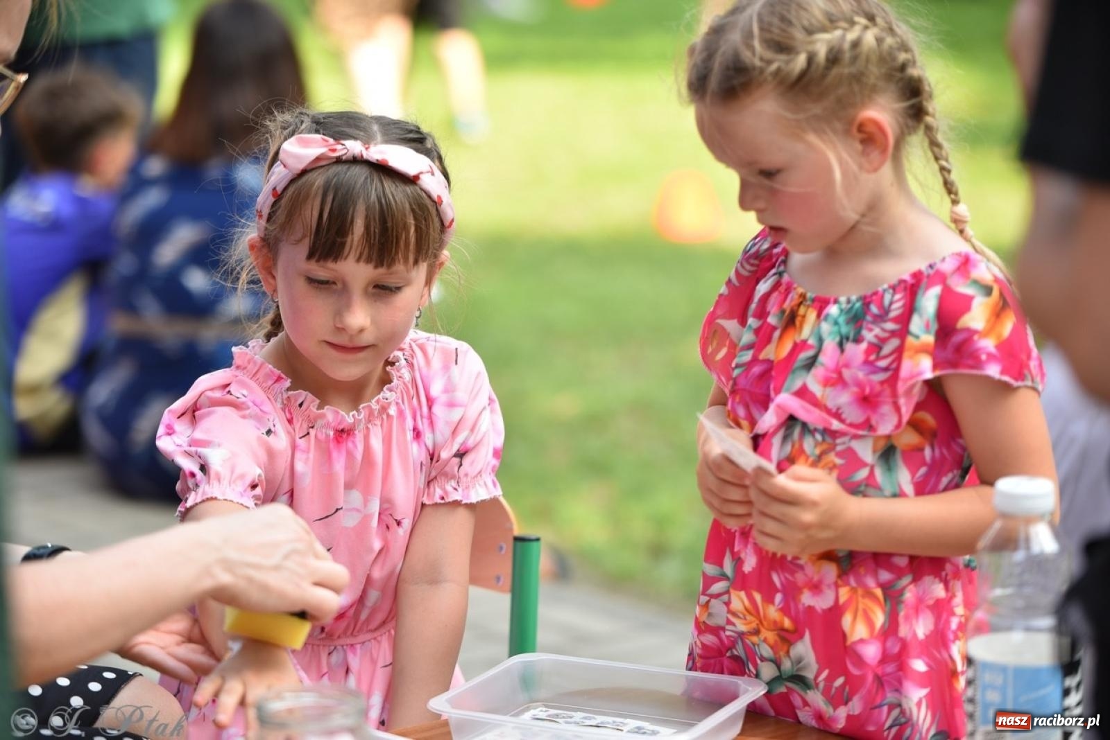 Zdjęcie w galerii na portalu naszraciborz.pl: Radość, śmiech i wspólna zabawa – rodzinny festyn w Przedszkolu nr 26 [FOTO i WIDEO] wiadomości z regionu