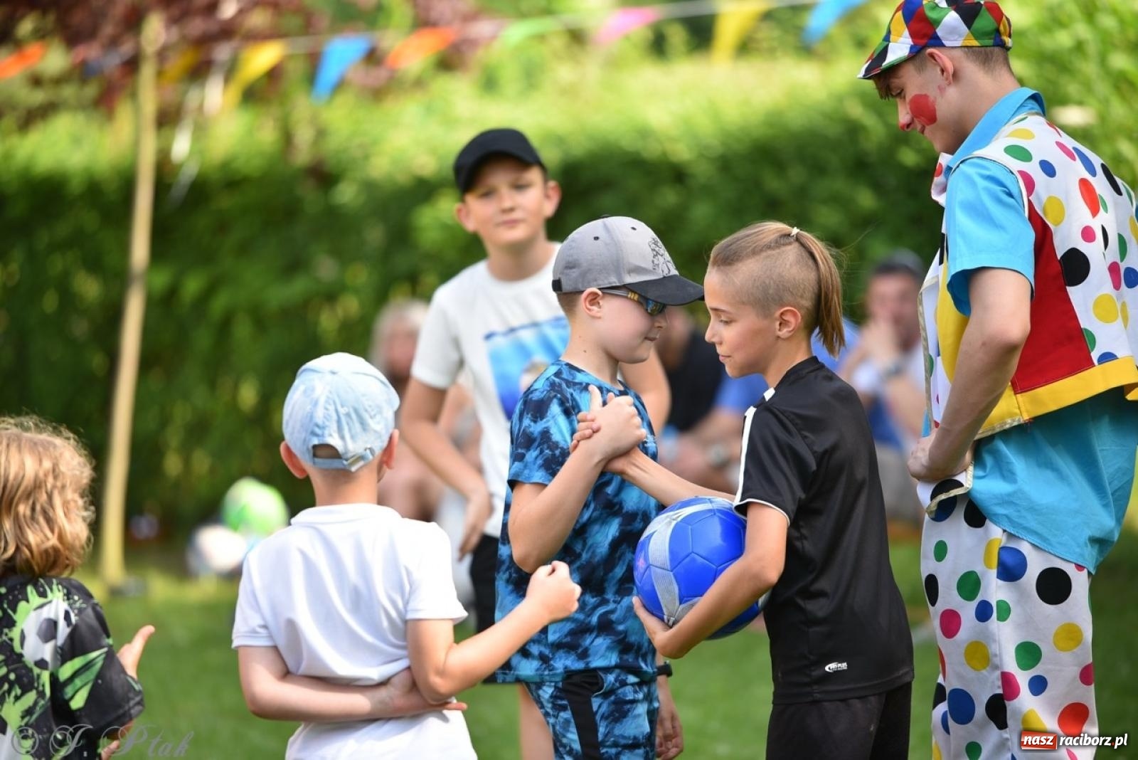 Zdjęcie w galerii na portalu naszraciborz.pl: Radość, śmiech i wspólna zabawa – rodzinny festyn w Przedszkolu nr 26 [FOTO i WIDEO] wiadomości z regionu