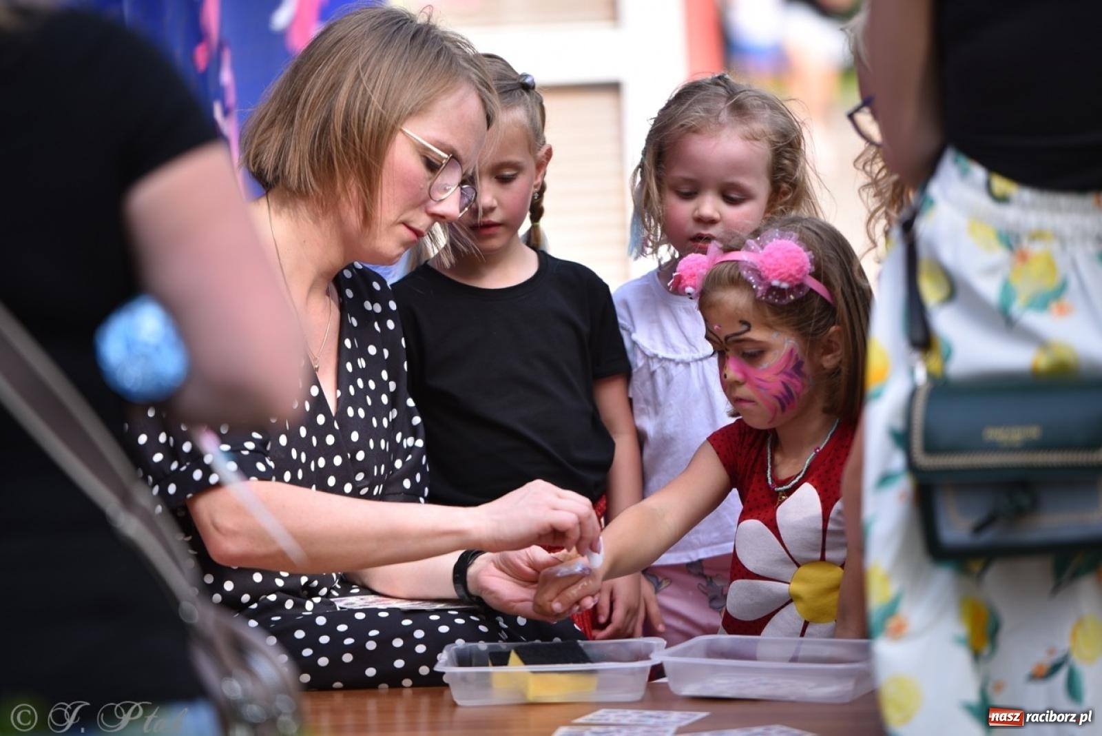 Zdjęcie w galerii na portalu naszraciborz.pl: Radość, śmiech i wspólna zabawa – rodzinny festyn w Przedszkolu nr 26 [FOTO i WIDEO] wiadomości z regionu