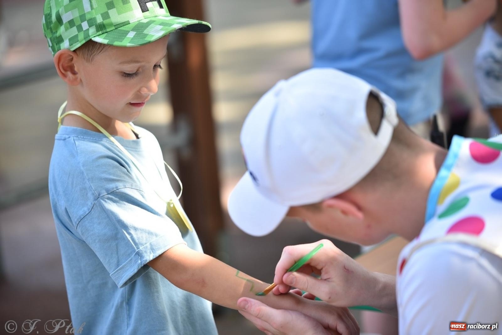 Zdjęcie w galerii na portalu naszraciborz.pl: Radość, śmiech i wspólna zabawa – rodzinny festyn w Przedszkolu nr 26 [FOTO i WIDEO] wiadomości z regionu